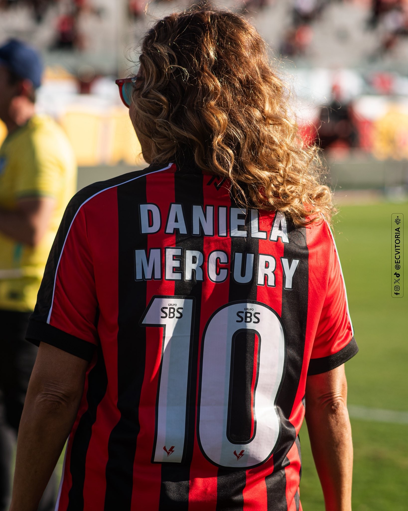 Daniela Mercury marca presença no Barradão e reforça torcida pelo Vitória