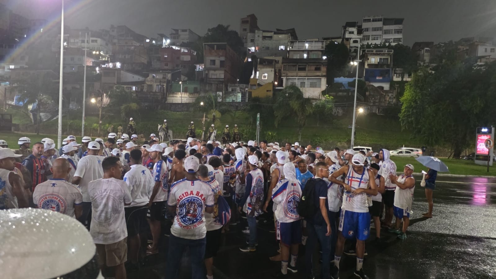 Torcedores do Bahia gritam "olé" para o Remo e protestam após derrota na Arena Fonte Nova