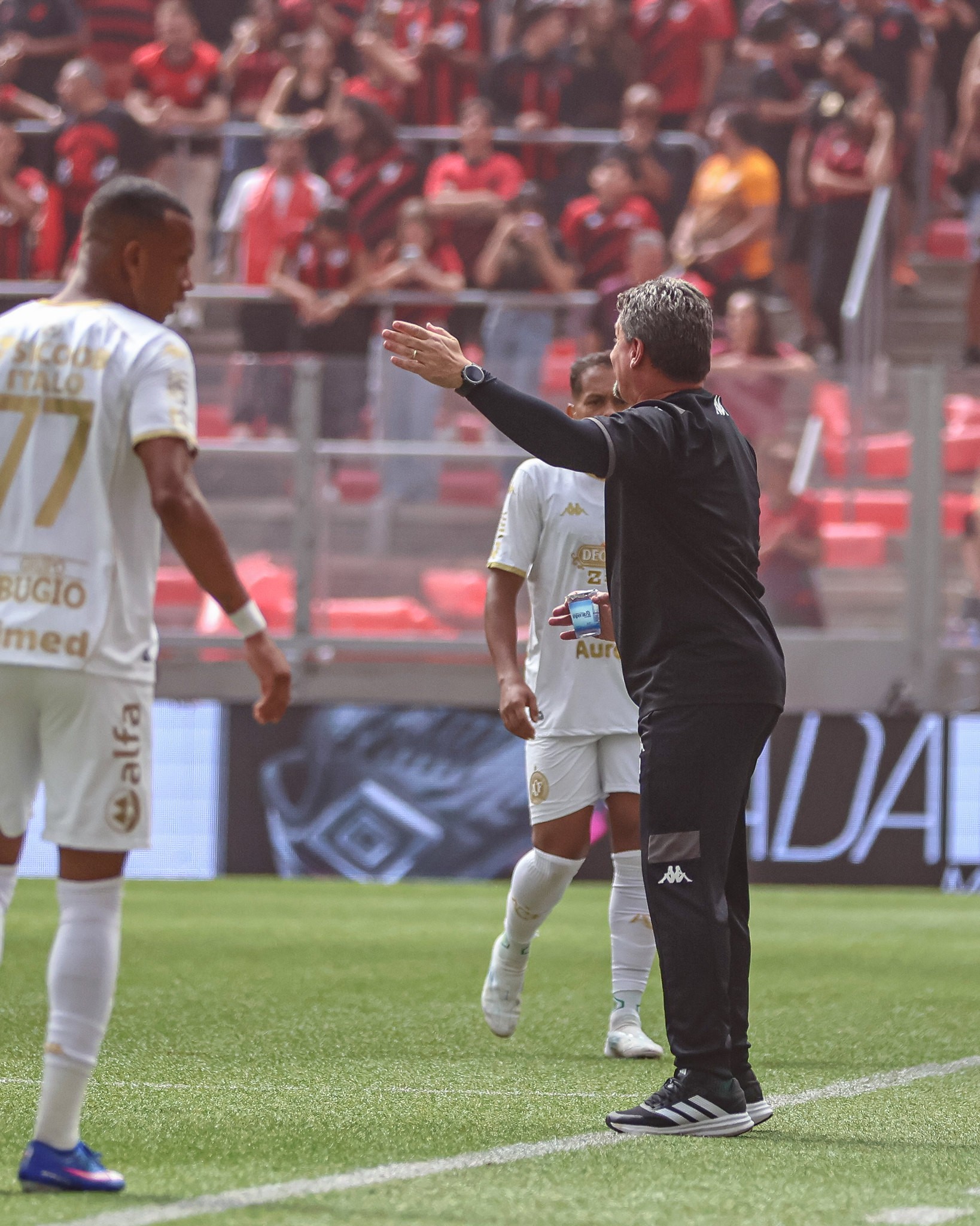 Análise: com pouco tempo na Chapecoense, Fábio Matias estreia com derrota