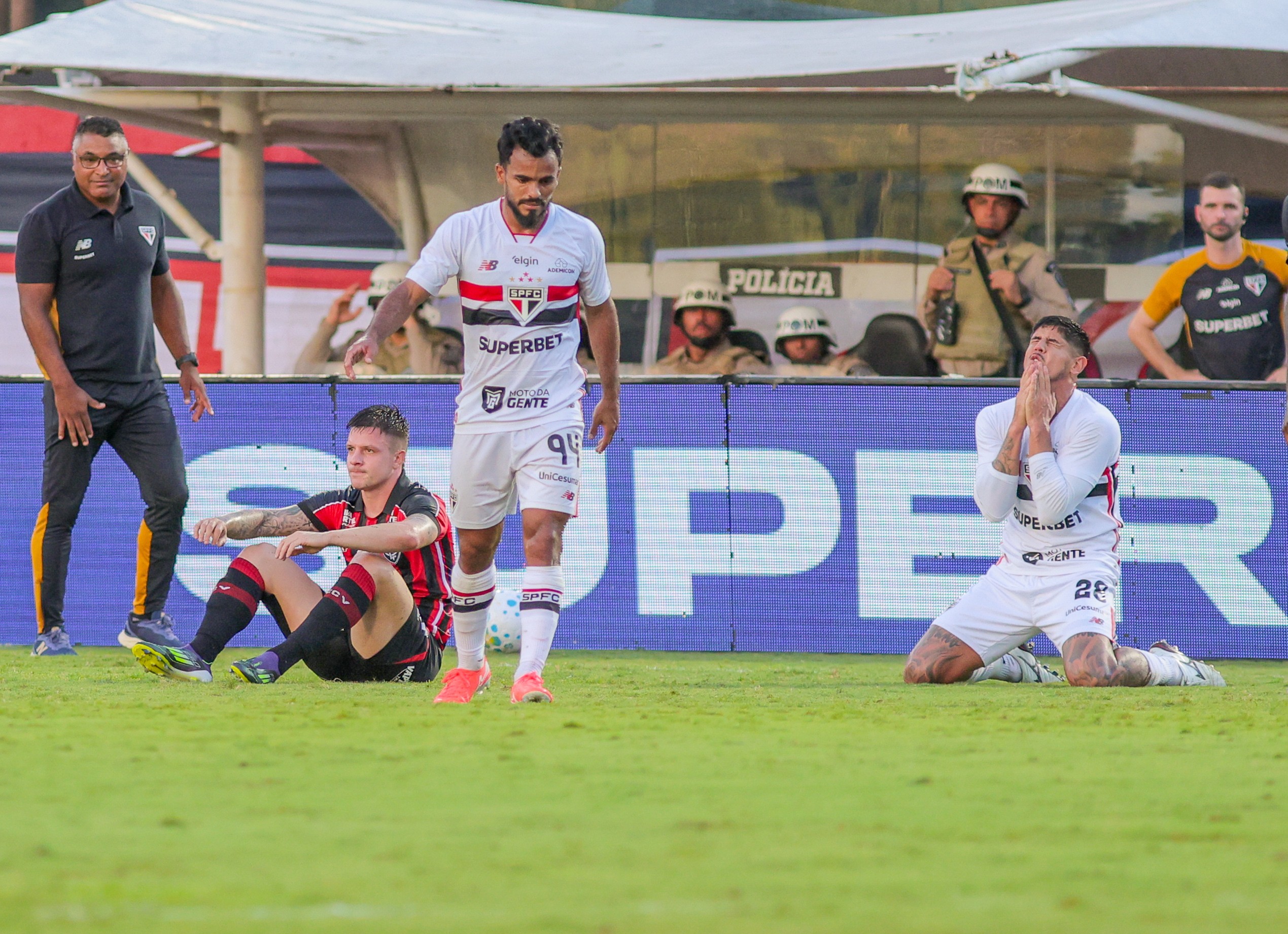 Vitória muda o rumo do jogo com o São Paulo e mantém ótima campanha em casa