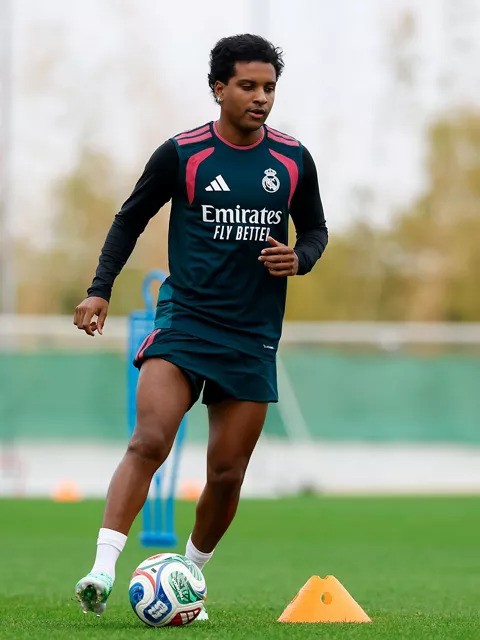 Rodrygo volta a treinar com bola depois de lesão ligamentar