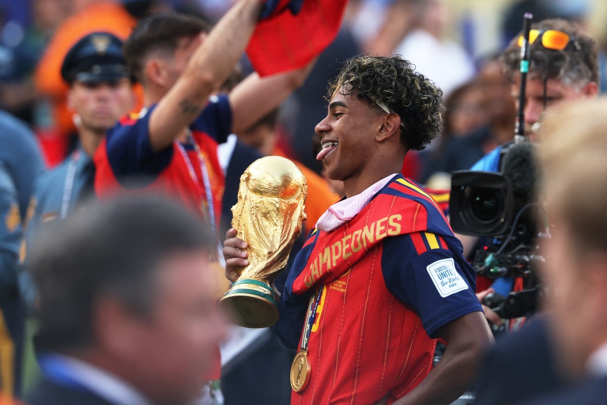 Yamal, do Barcelona, pode conquistar dois prêmios na Bola de Ouro; entenda