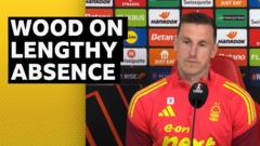 Wood retorna ao Nottingham Forest após lesão no joelho