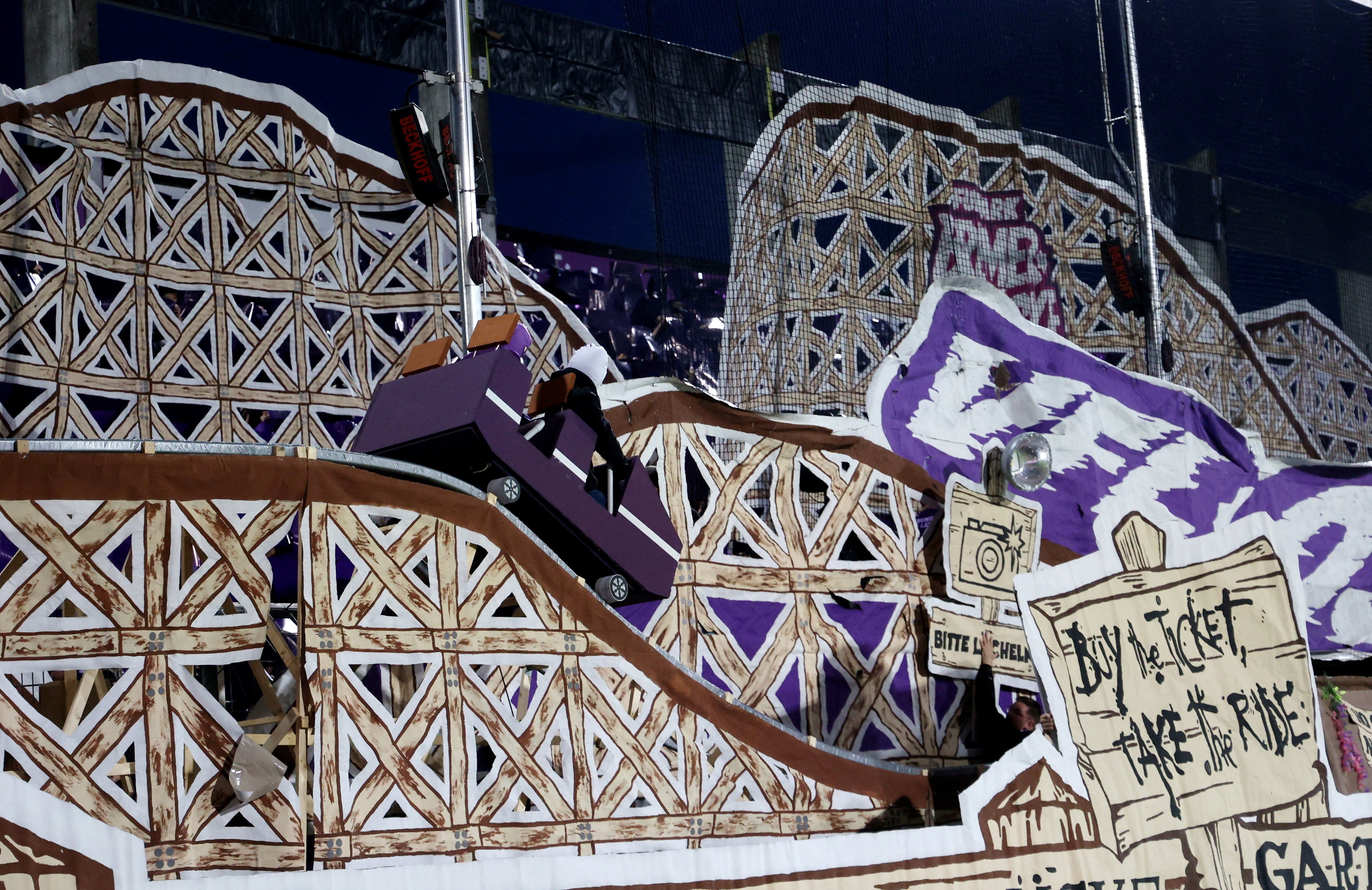 Torcida faz montanha-russa "funcionar" em mosaico antes de jogo contra o Bayern; veja