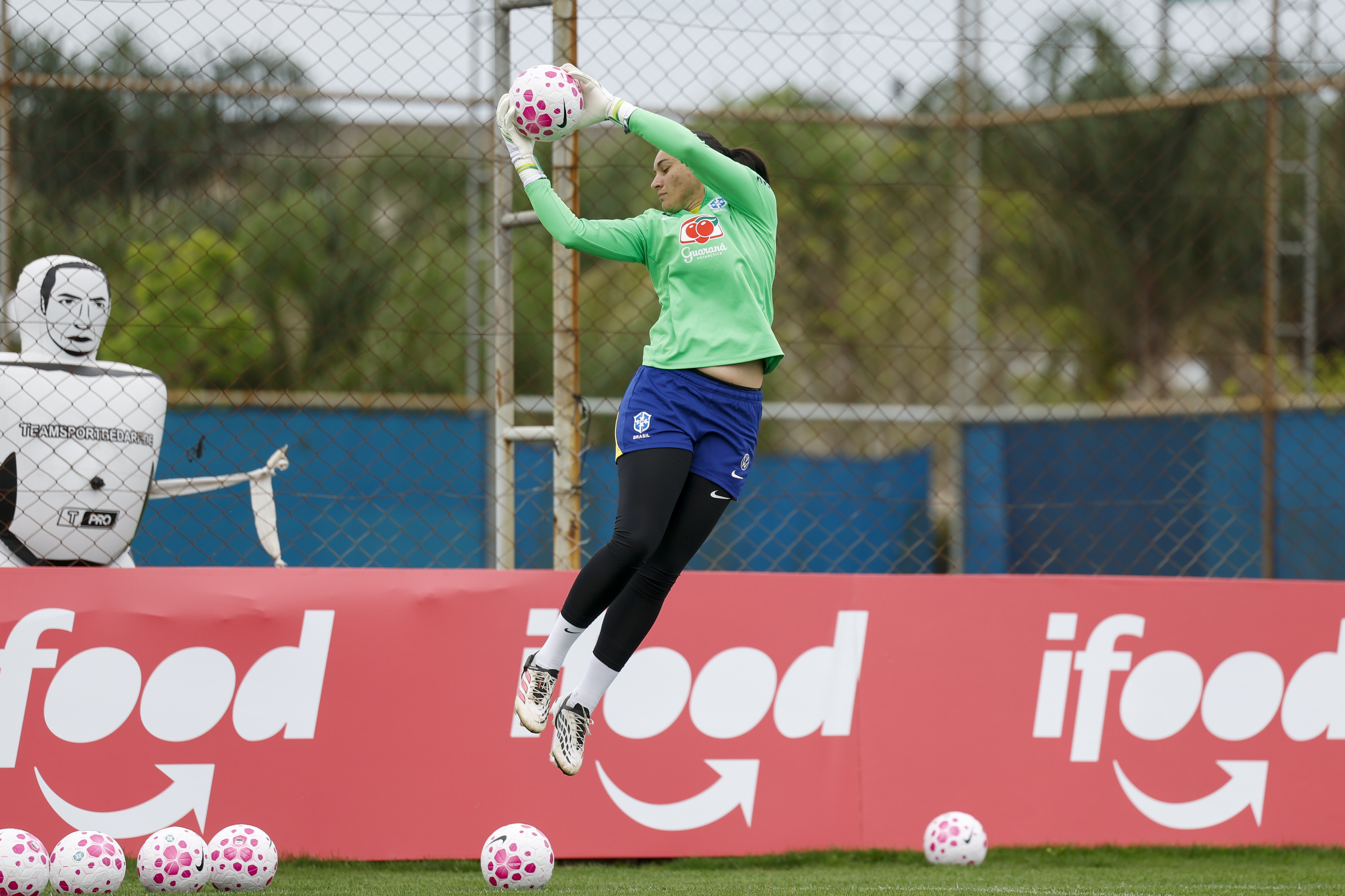 Lorena levou susto com indicação à Bola de Ouro e diz: "Ser campeã vai passar pelas nossas mãos"