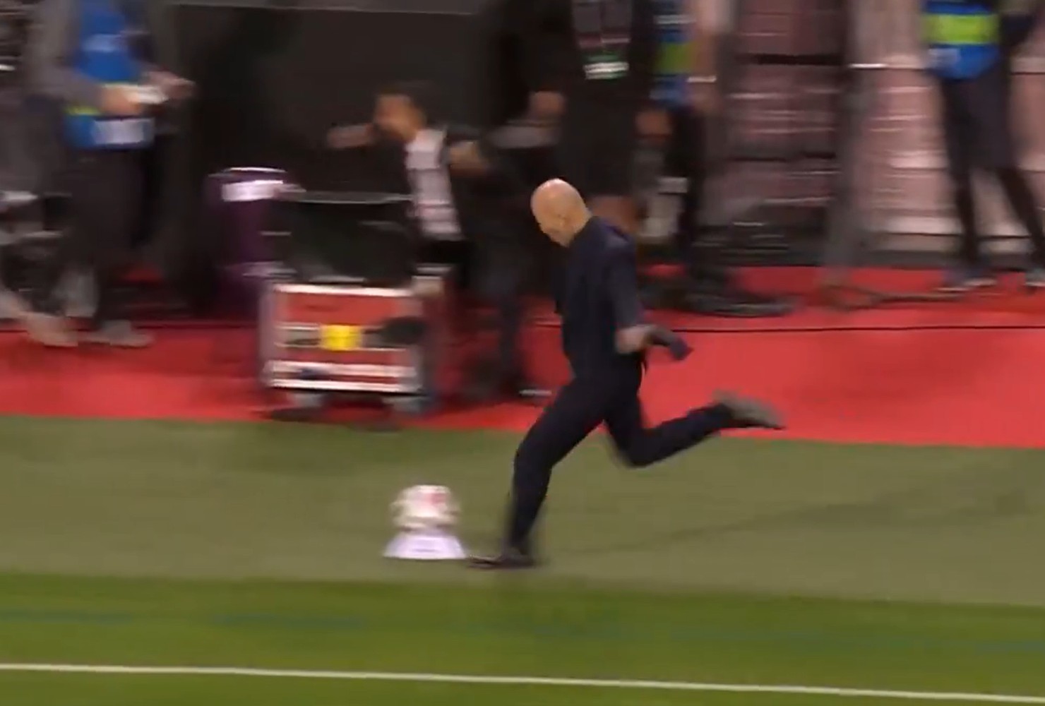 Zidane comemora gol da vitória da França com um chutão na bola; veja