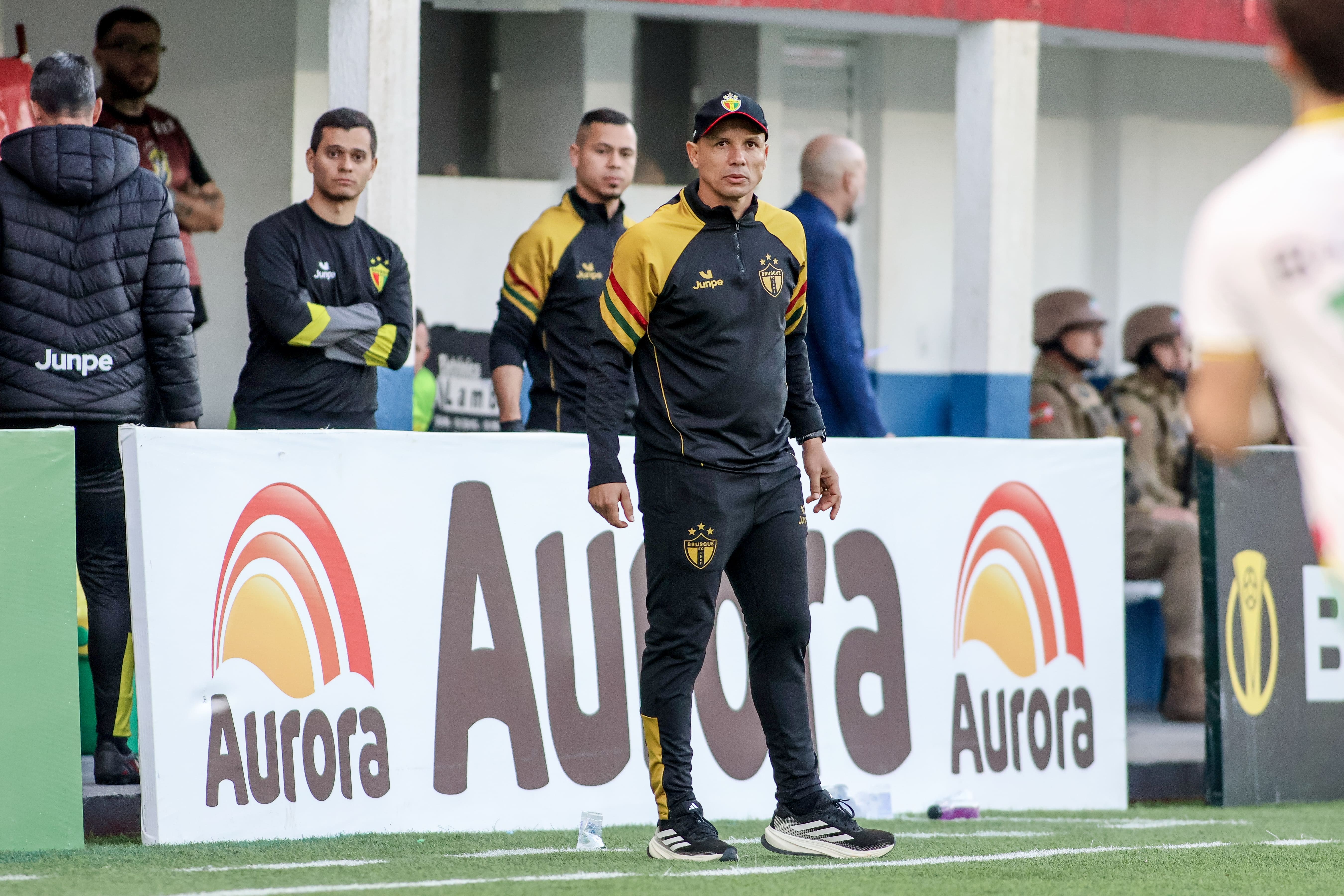 Técnico Higo Magalhães deixa o Brusque após bater na trave pelo acesso na Série C