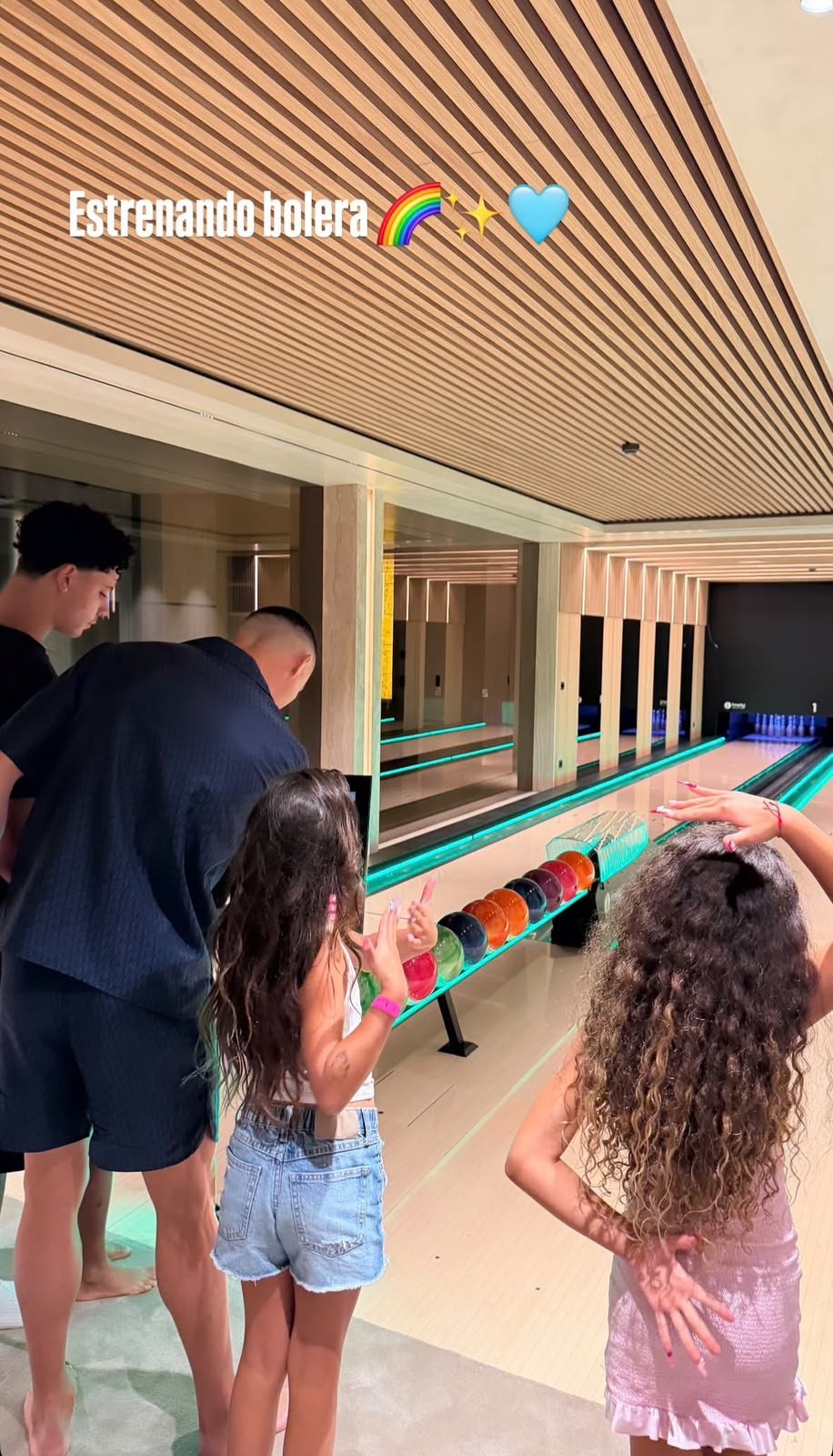 Eliminado da Copa, CR7 aparece jogando boliche com a família em pista exclusiva