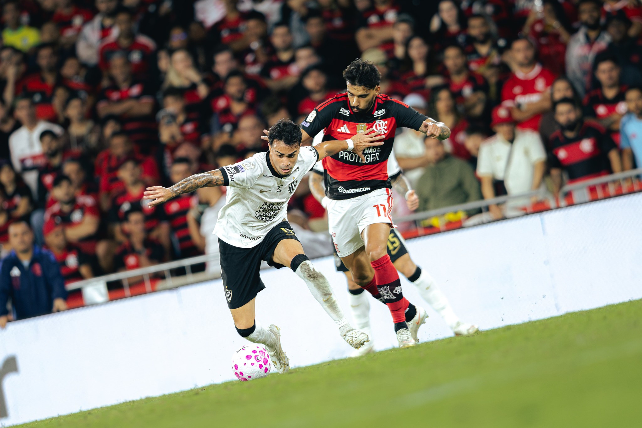 Oscilações defensivas e substituições quase tiram o Flamengo da liderança