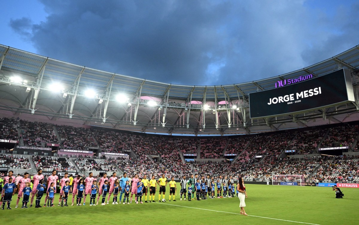 Inter Miami presta homenagem ao pai de Messi antes de jogo; De Paul marca e exibe camisa 10