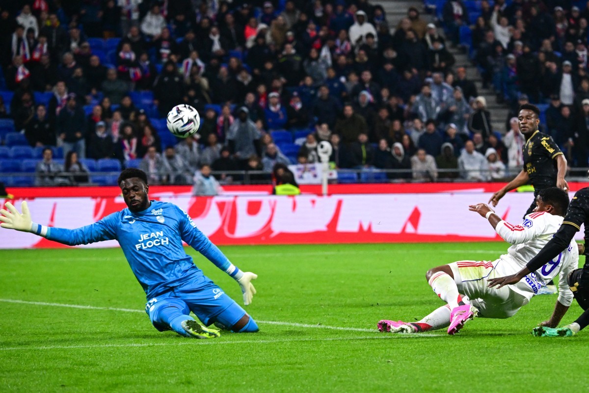 Criticado pelo técnico, Endrick sai do banco e se destaca em vitória do Lyon no Francês