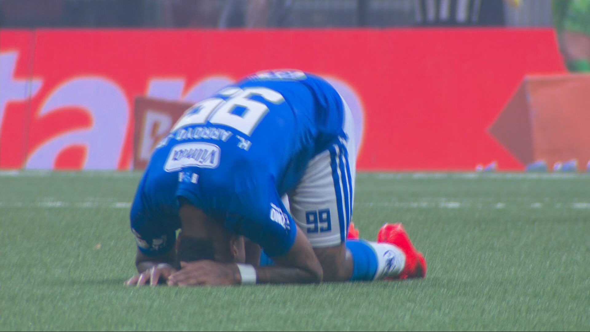 Atacante do Cruzeiro confunde gesto de árbitro e desaba no gramado achando ser fim do jogo; veja lance