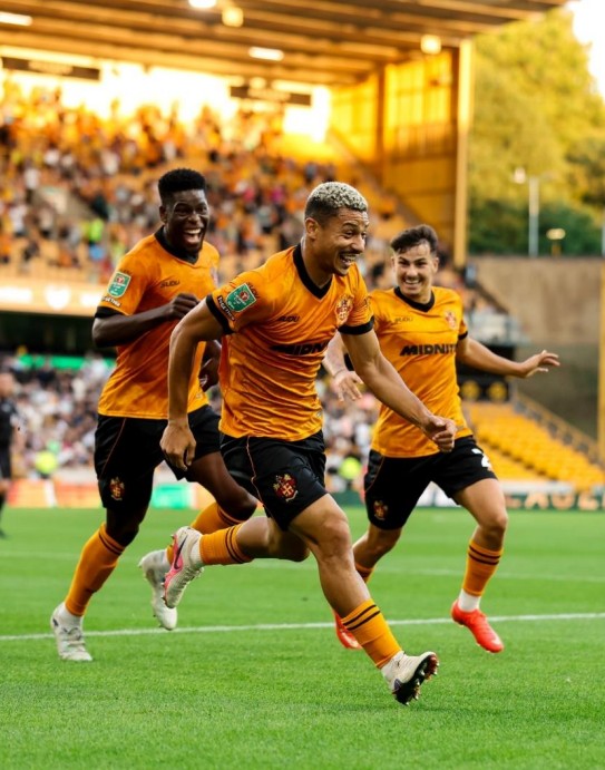 André, ex-Flu, marca na estreia da temporada, e Wolverhampton avança na Copa da Liga Inglesa