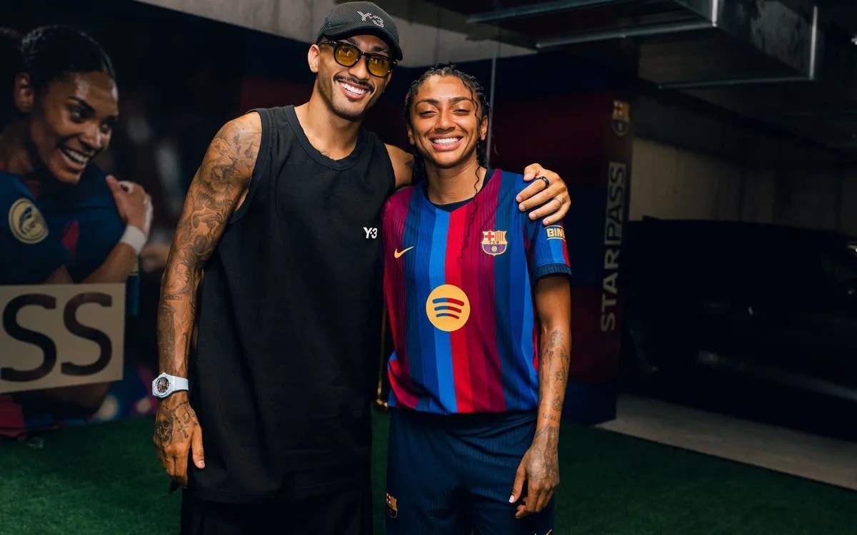 Brasileira do Barcelona é confundida com Raphinha em chegada a treino; veja vídeo