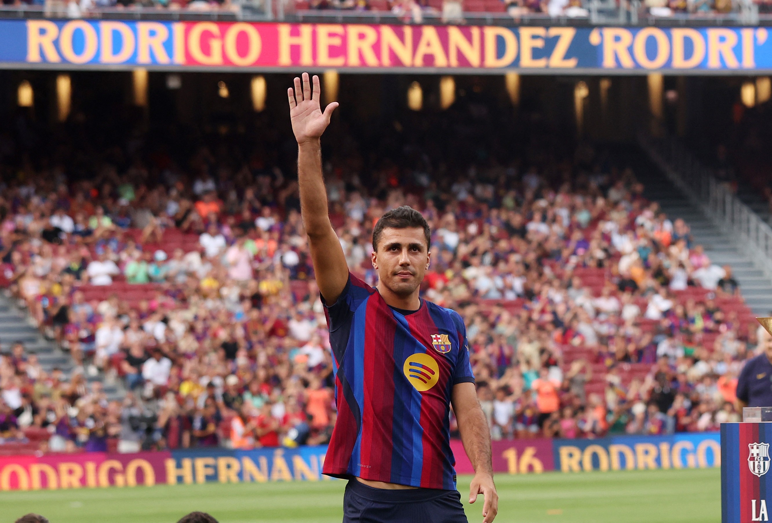 Rodri é flagrado criticando time do Valencia em goleada do Barcelona: "Muito fracos"