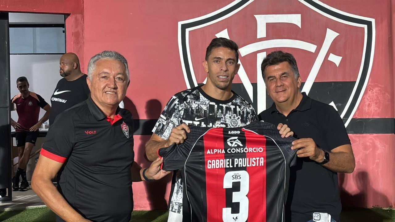 Vitória presenteia Gabriel Paulista, cria da Toca, antes de duelo com o Corinthians