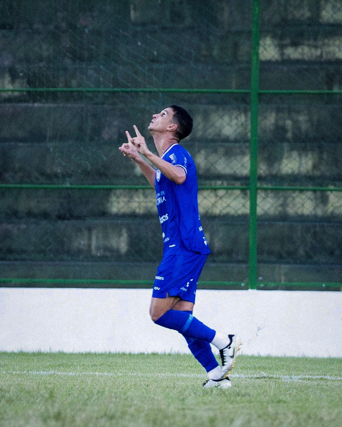 "No futebol você só tem algumas horas para comemorar", diz volante do Vitória-ES, após triunfo na Série D