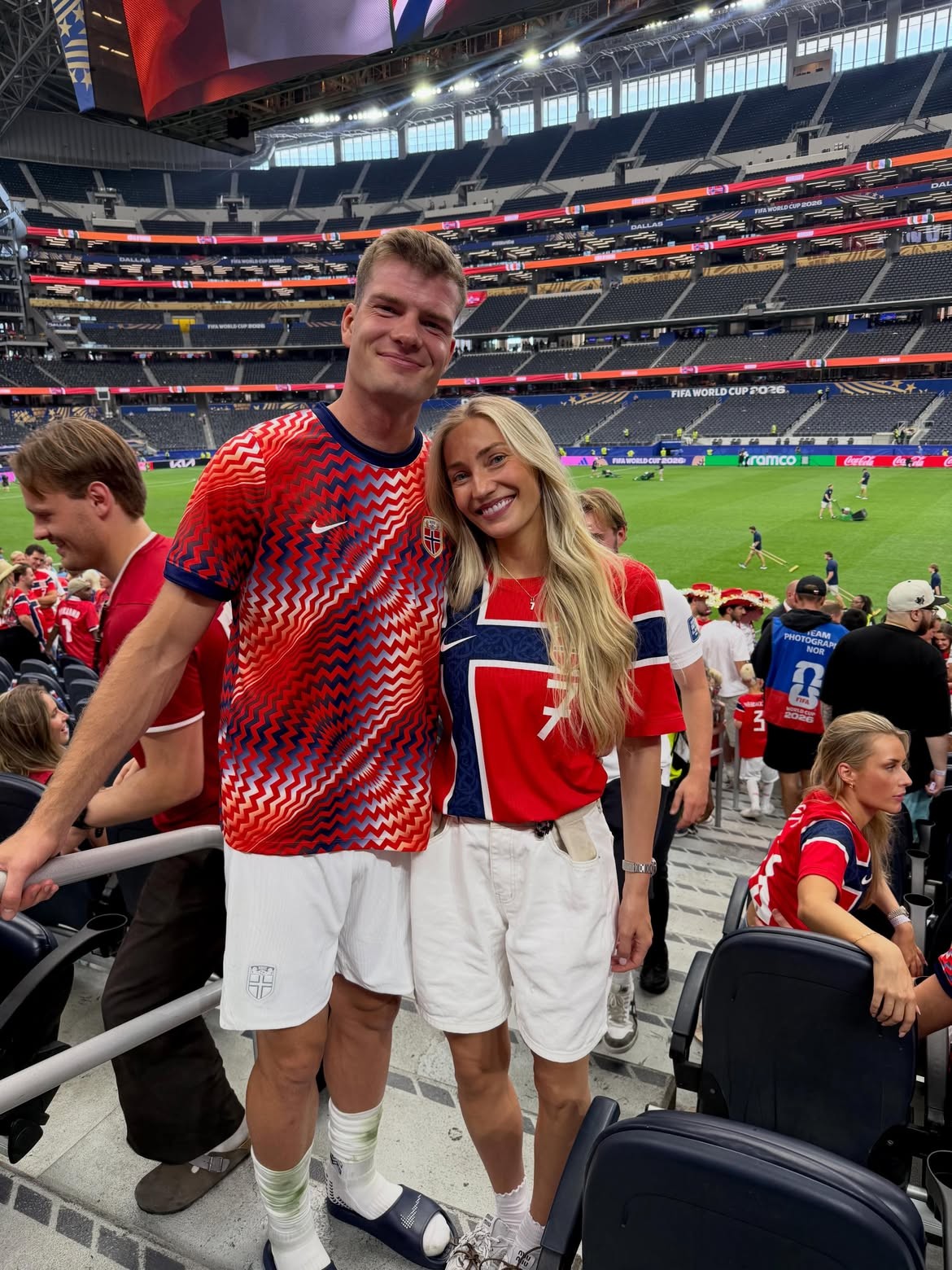 Esposa de Sorloth denuncia mensagens de ódio recebidas após eliminação da Noruega na Copa