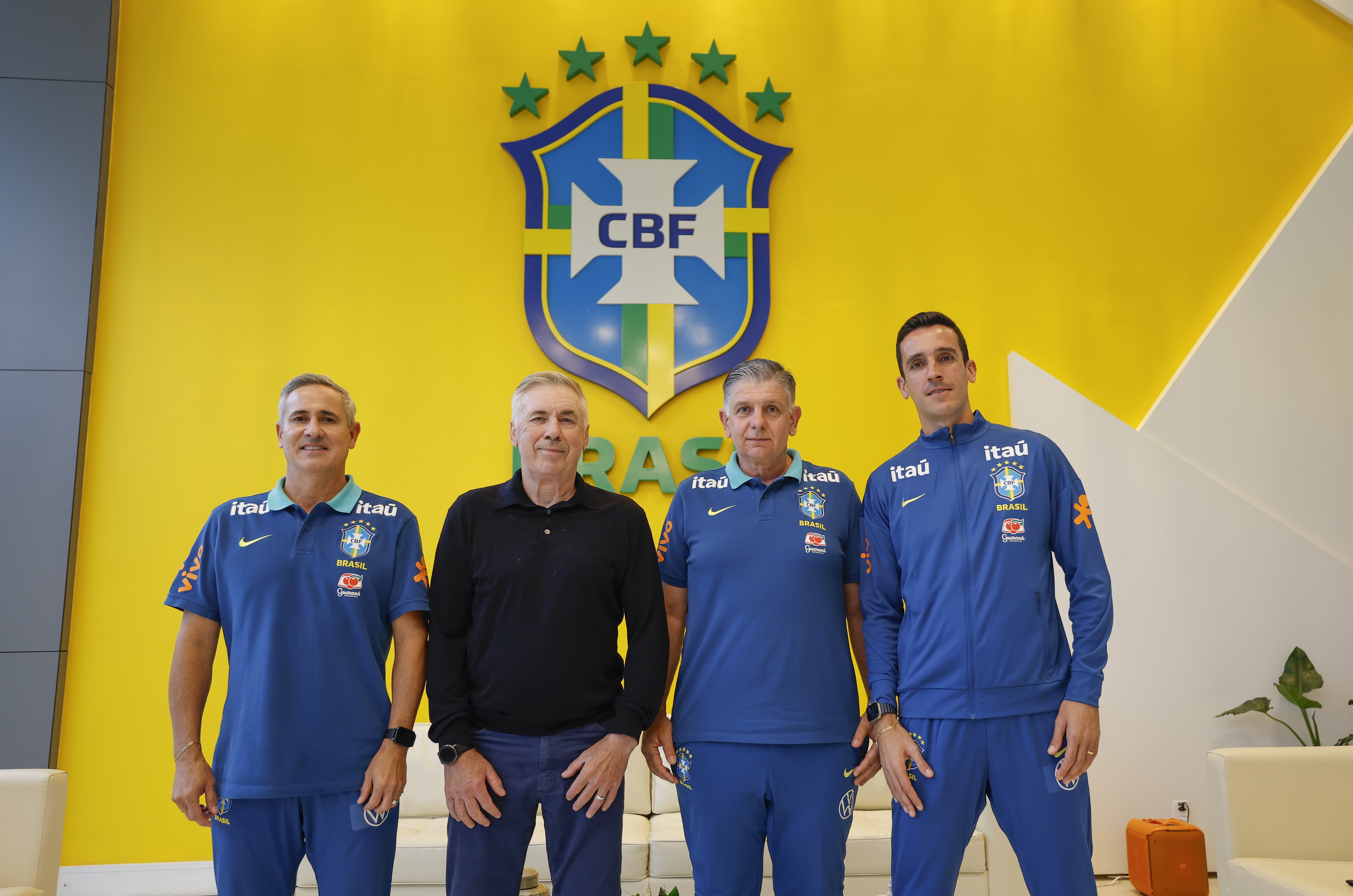 Ancelotti acompanha jogos de ligas europeias e chega ao Rio dia 4 para convocar a Seleção