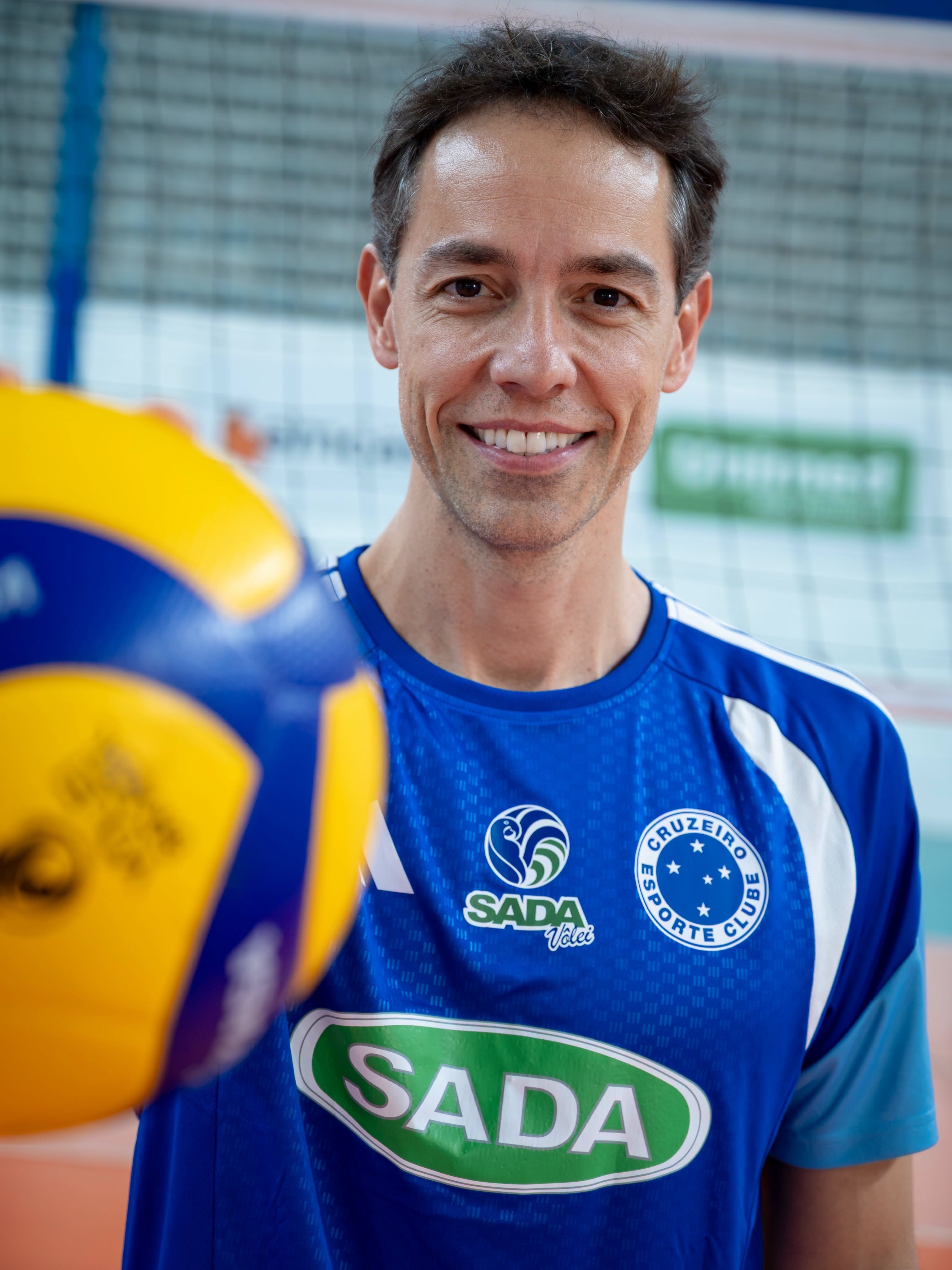 Sem levantadores, Cruzeiro "desaposenta" o veterano Rapha, de 47 anos