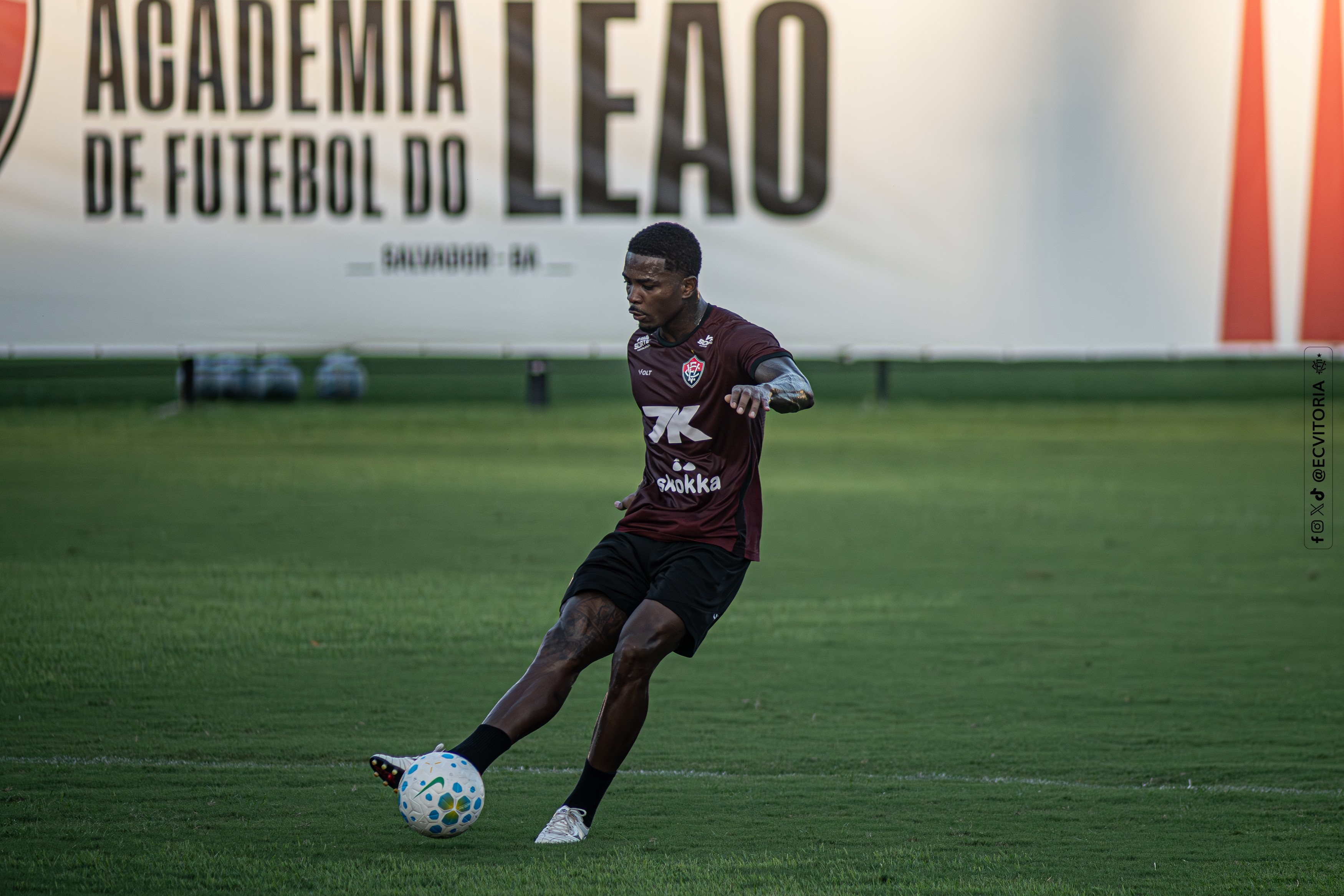 Vitória vai pagar a multa e relaciona Cacá para enfrentar o Corinthians; Erick vai para o jogo