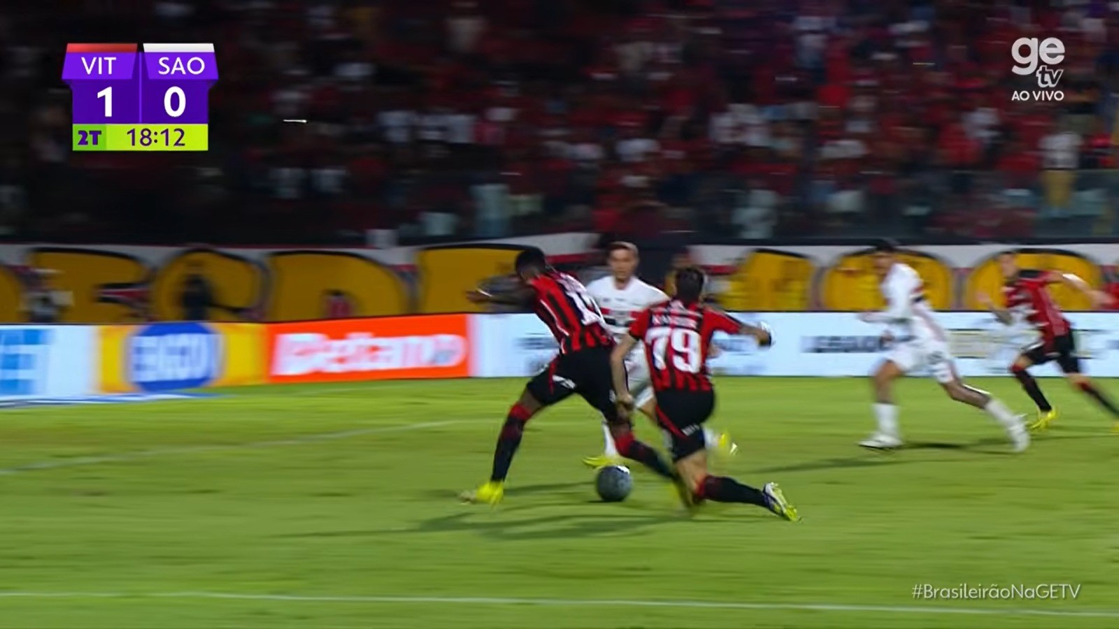 Dupla do Vitória protagoniza lance bizarro contra o São Paulo: "Pensei que ele tinha me visto"