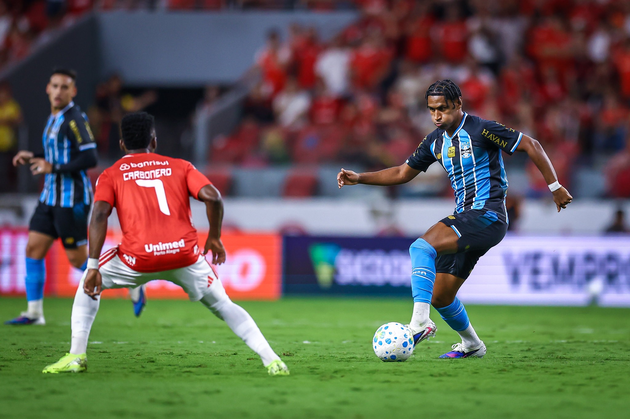 Grenal de péssimo nível deixa arquirrivais na 'segunda página' da tabela