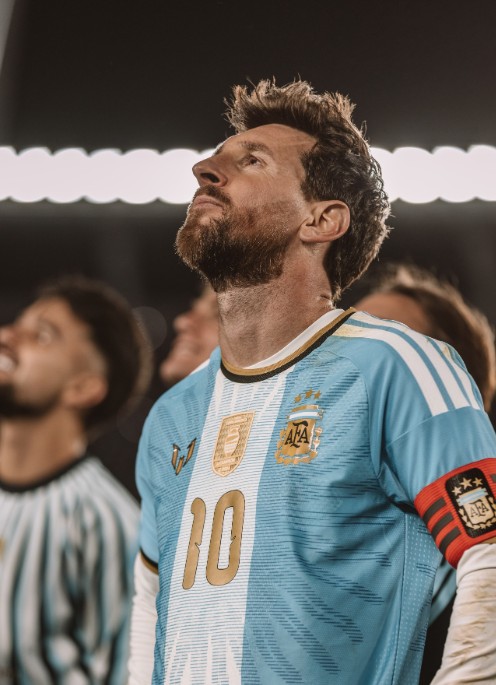 Messi faz carta de agradecimento após despedida e recebe apoio de Cristiano Ronaldo: "Todo o meu respeito"
