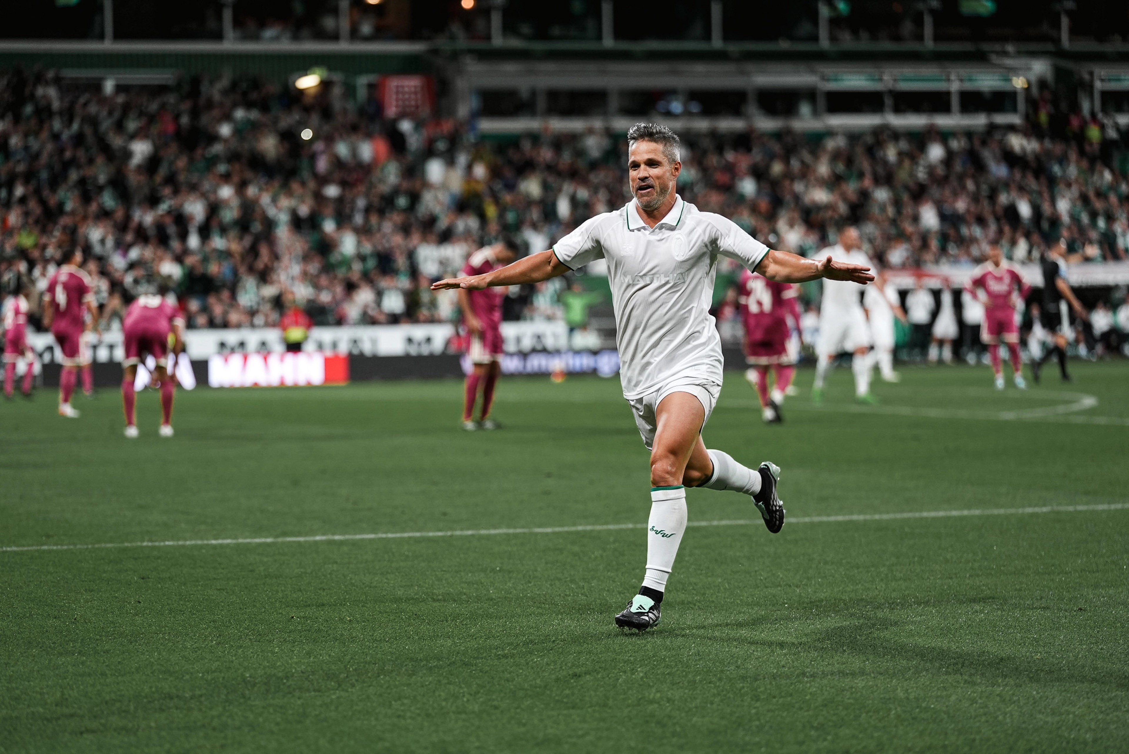 Ídolo do do Werder Bremen e do Flamengo, Diego marca contra Real Madrid e é ovacionado; veja