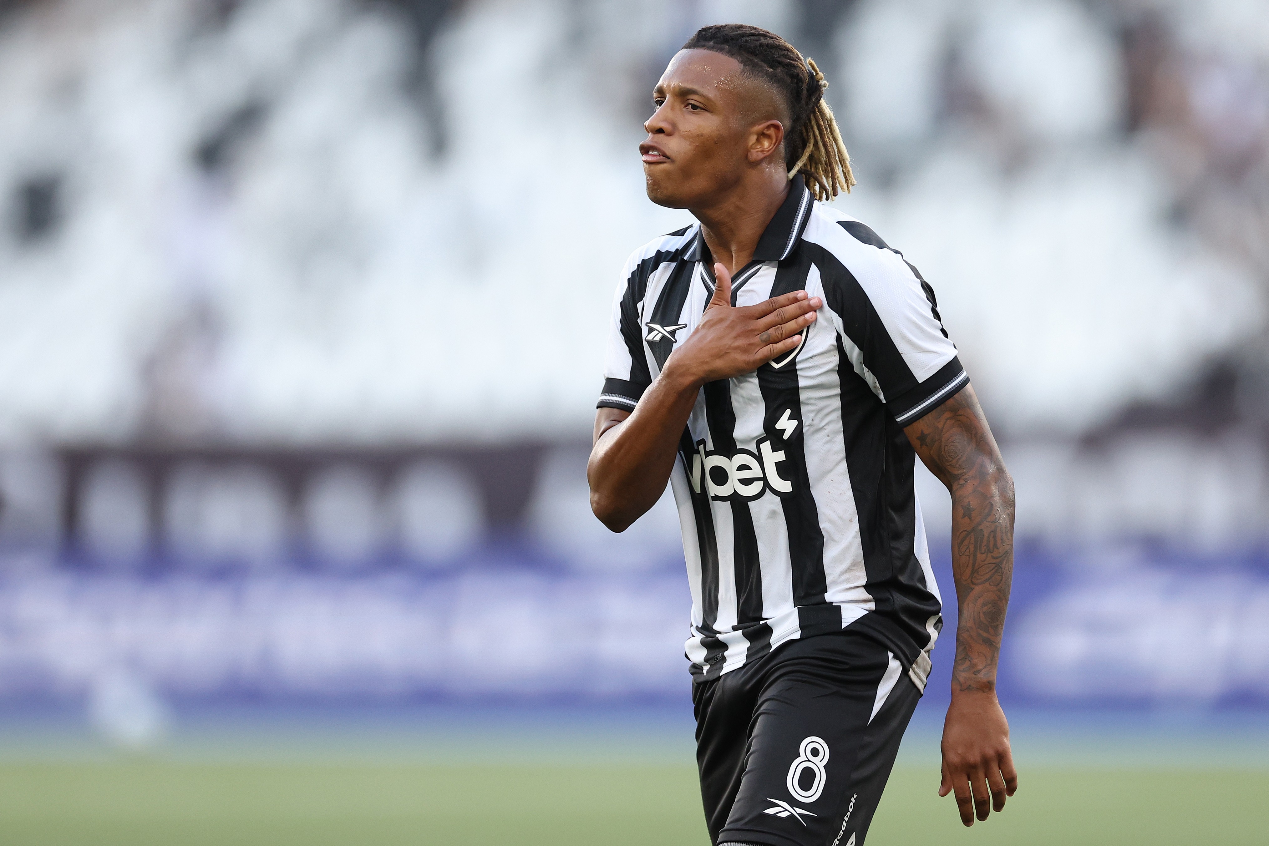 Botafogo expõe desequilíbrios em agitado empate com o Coritiba