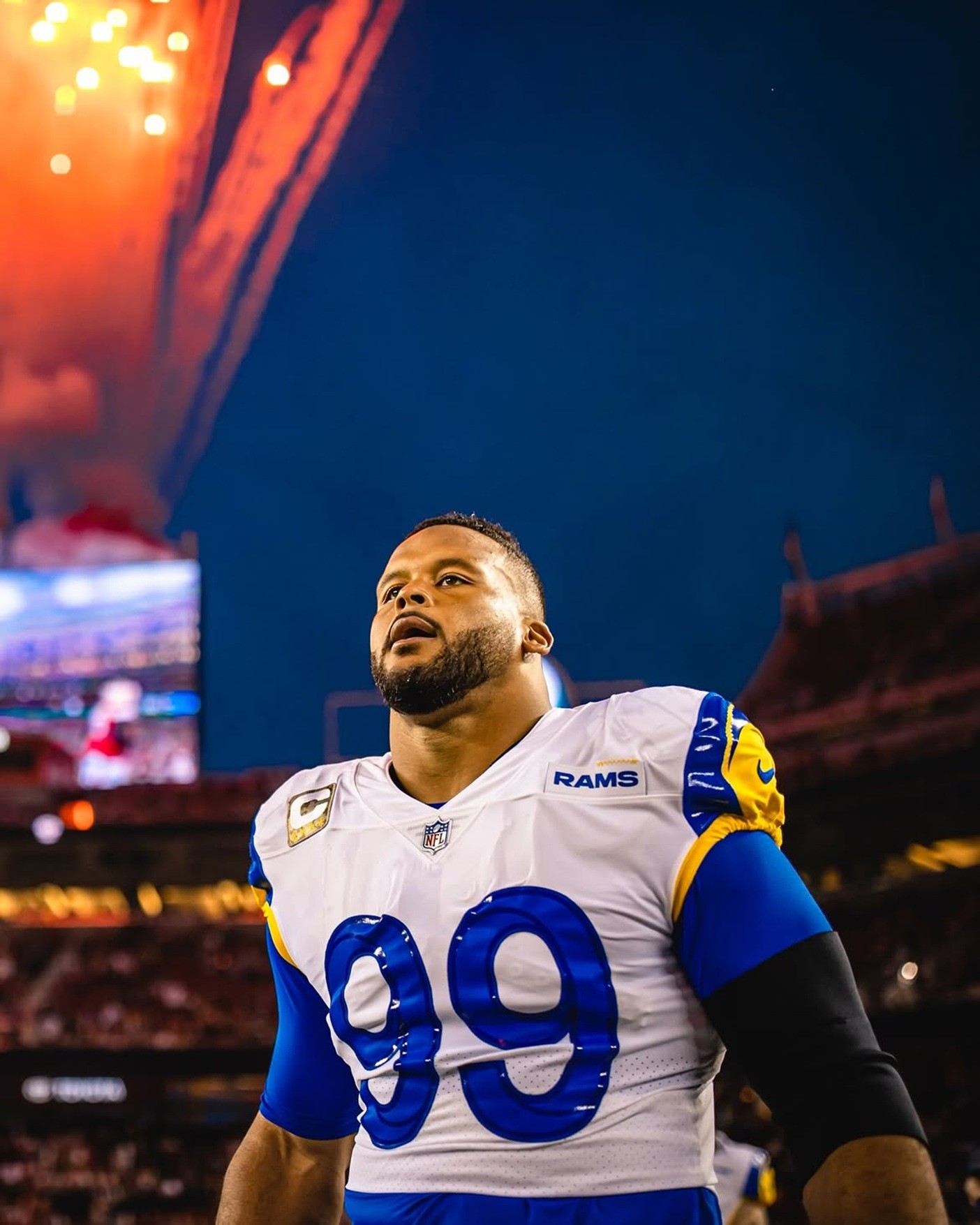Aaron Donald retorna da aposentadoria e assina com Rams por um ano