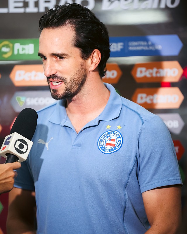 Auxiliar aponta erros do Bahia contra o Flamengo e elogia Léo Vieira: "Tem passado confiança"