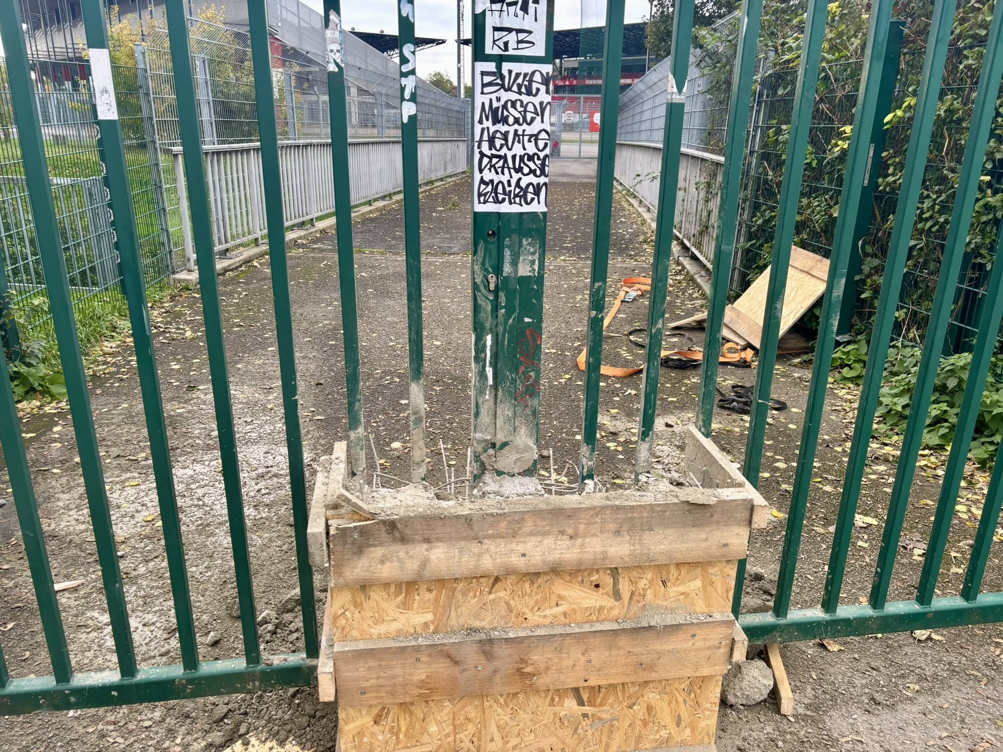 Portão de setor visitante é concretado por torcedores antes de jogo do RB Leipzig na Alemanha