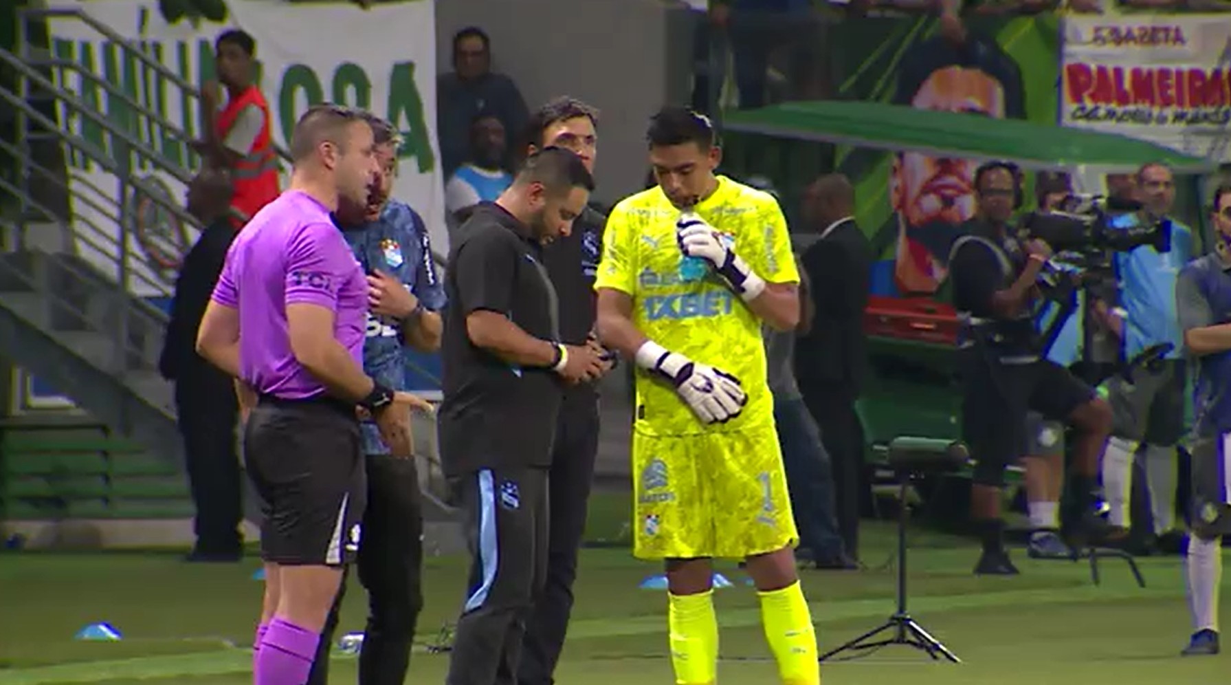 Assista: goleiro do Sporting Cristal olha celular antes de pênalti batido por Flaco López, do Palmeiras