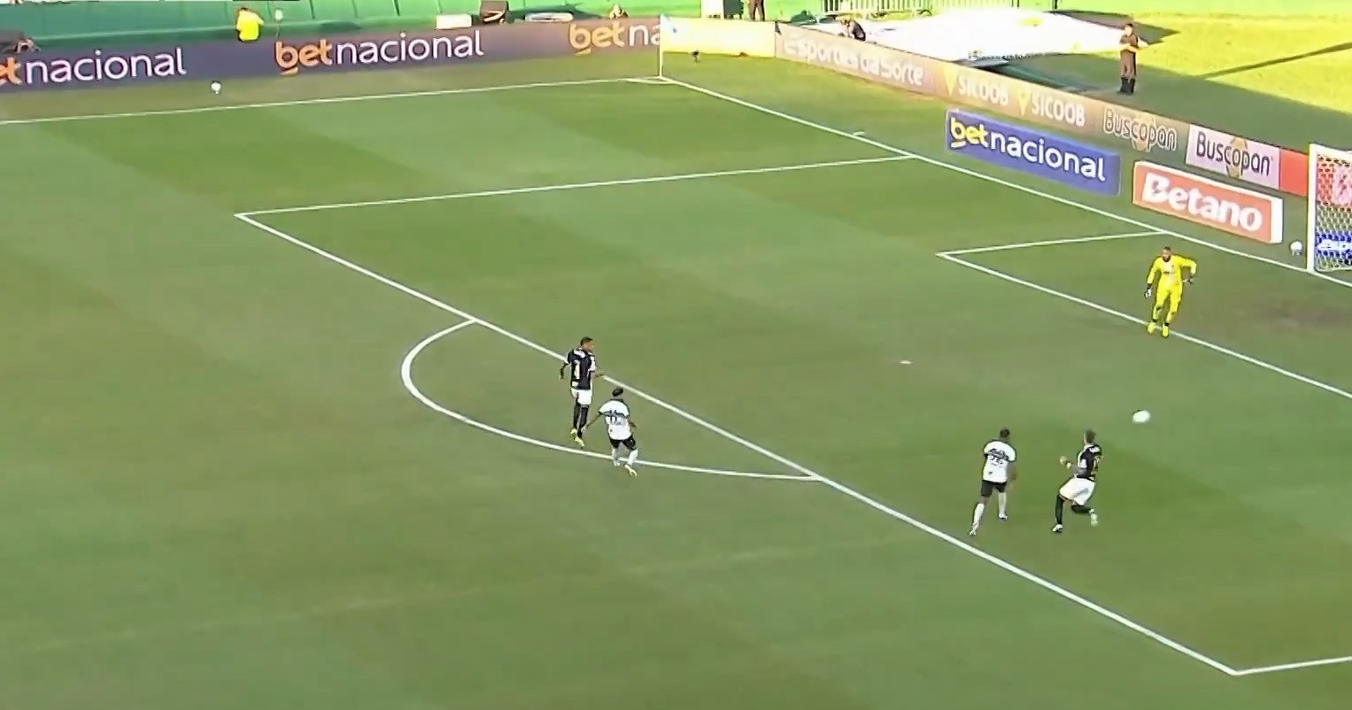 Coritiba x Atlético-MG: Lyanco falha e entrega gol bizarro para Pedro Rocha; assista