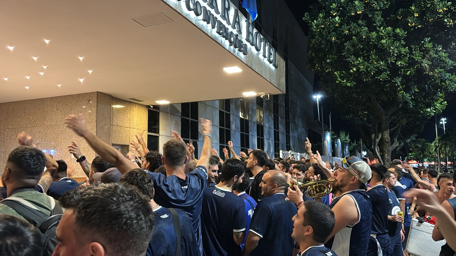 Jogadores do Independiente Rivadavia prestigiam festa da torcida no Rio antes de jogo contra o Fluminense