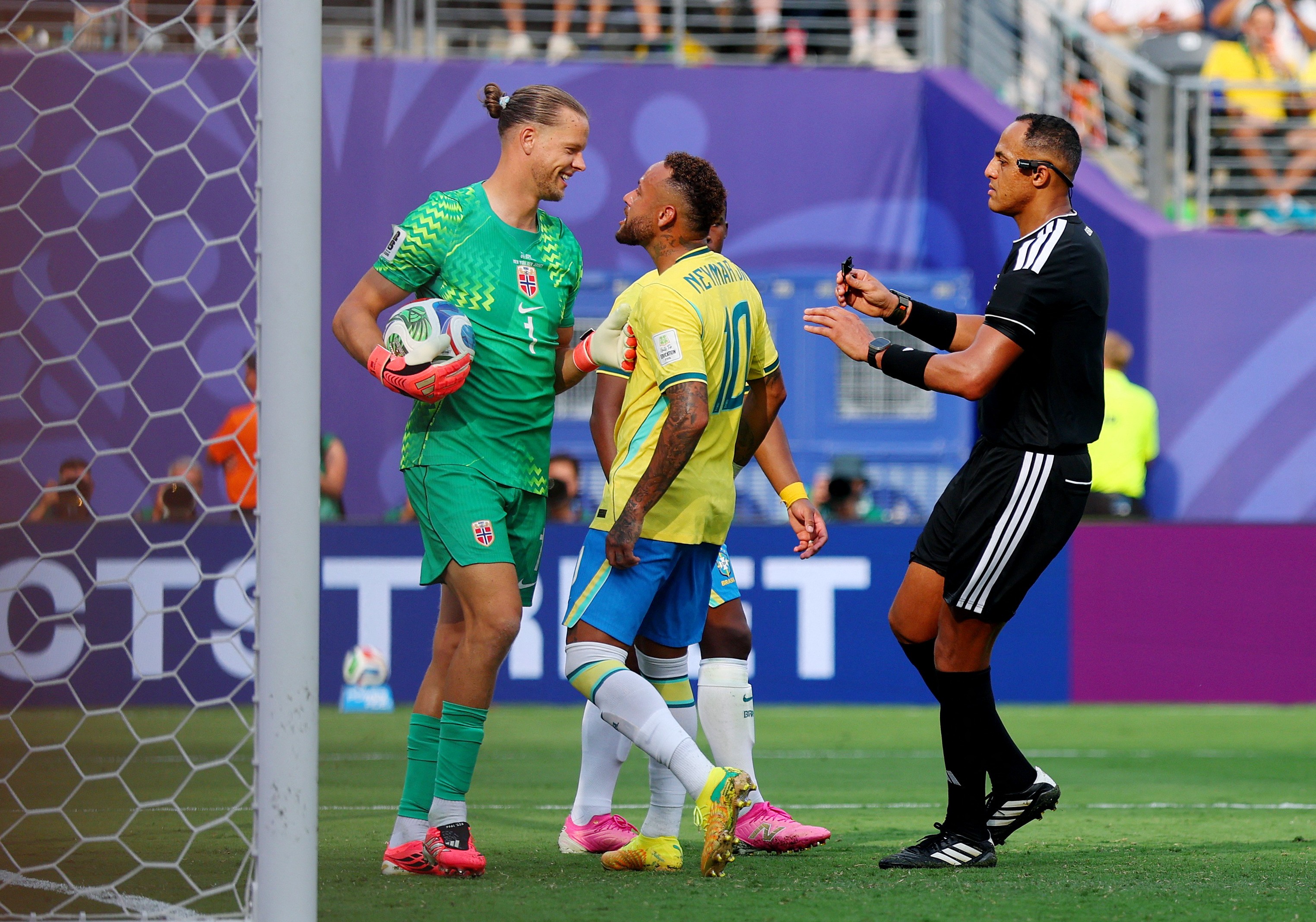 Goleiro da Noruega pede perdão a Neymar por provocação em pênalti: "Uma lenda para mim"