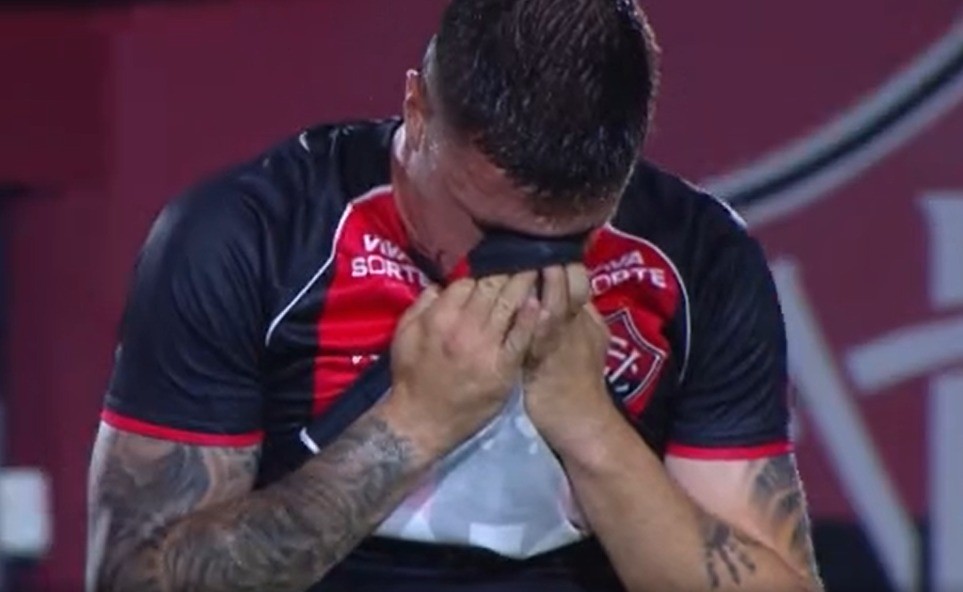 Vitória x Corinthians: Kayzer sente dores na coxa direita e deixa campo visivelmente chateado