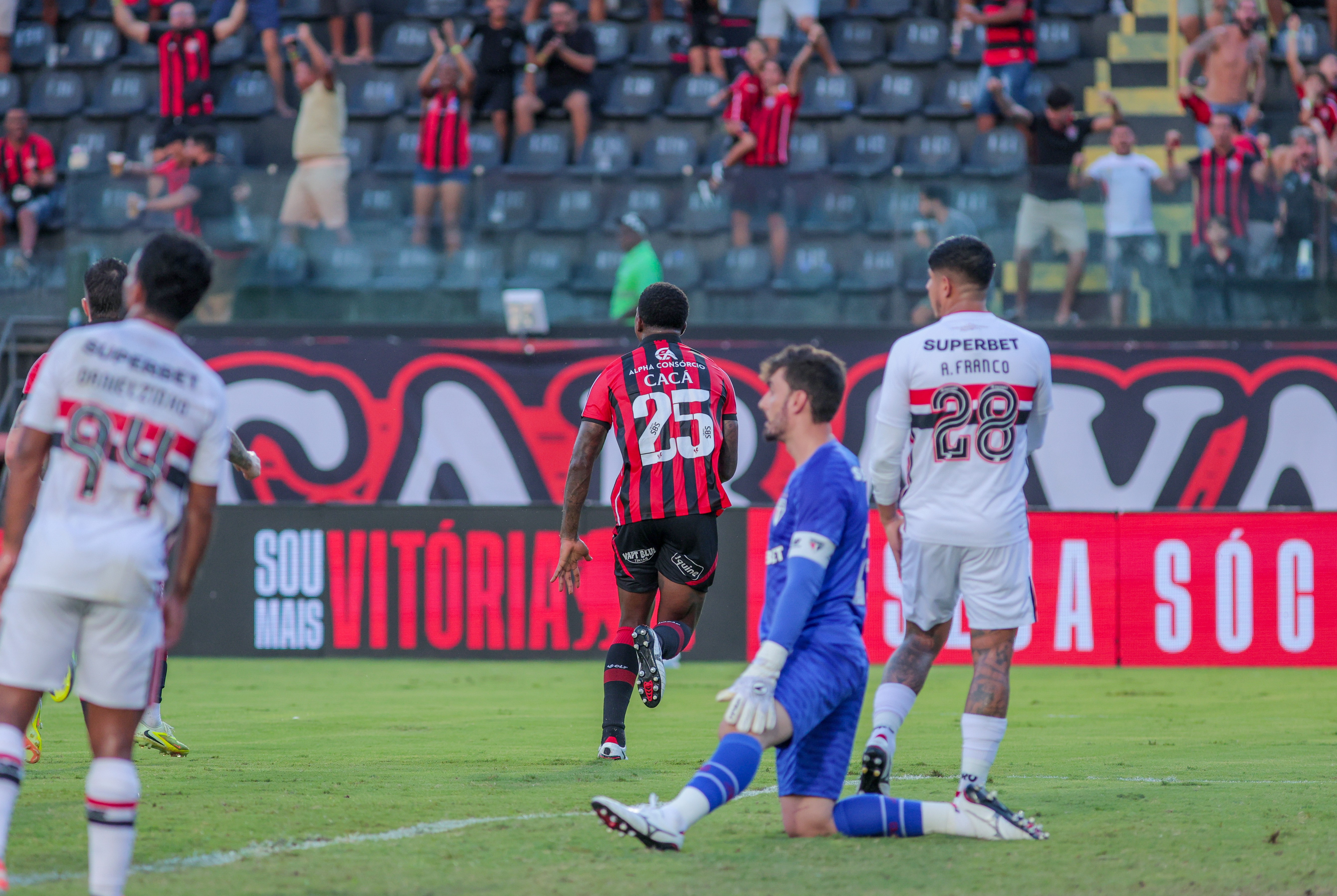 Análise: Vitória cresce após expulsão para bater o São Paulo e mostrar força no Barradão