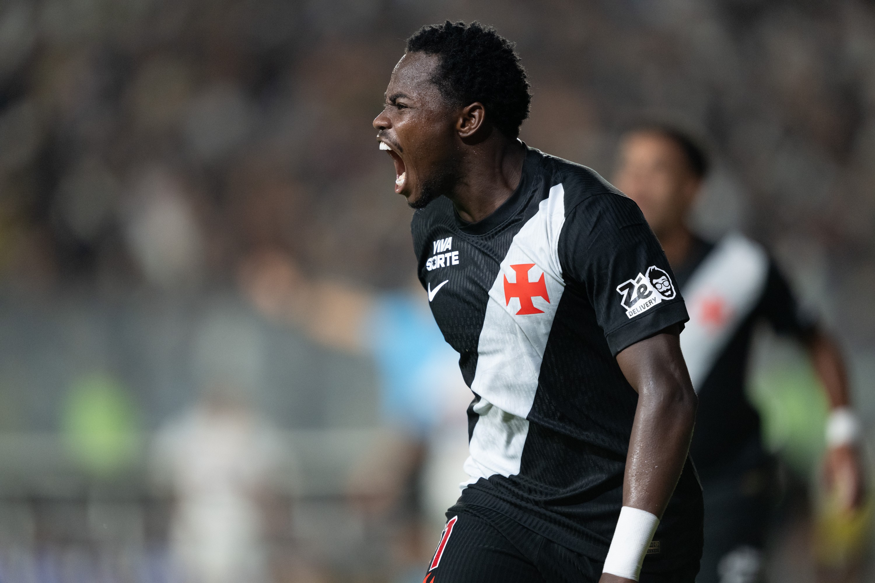 Vasco preenche a área no 2º tempo e pune o instável São Paulo