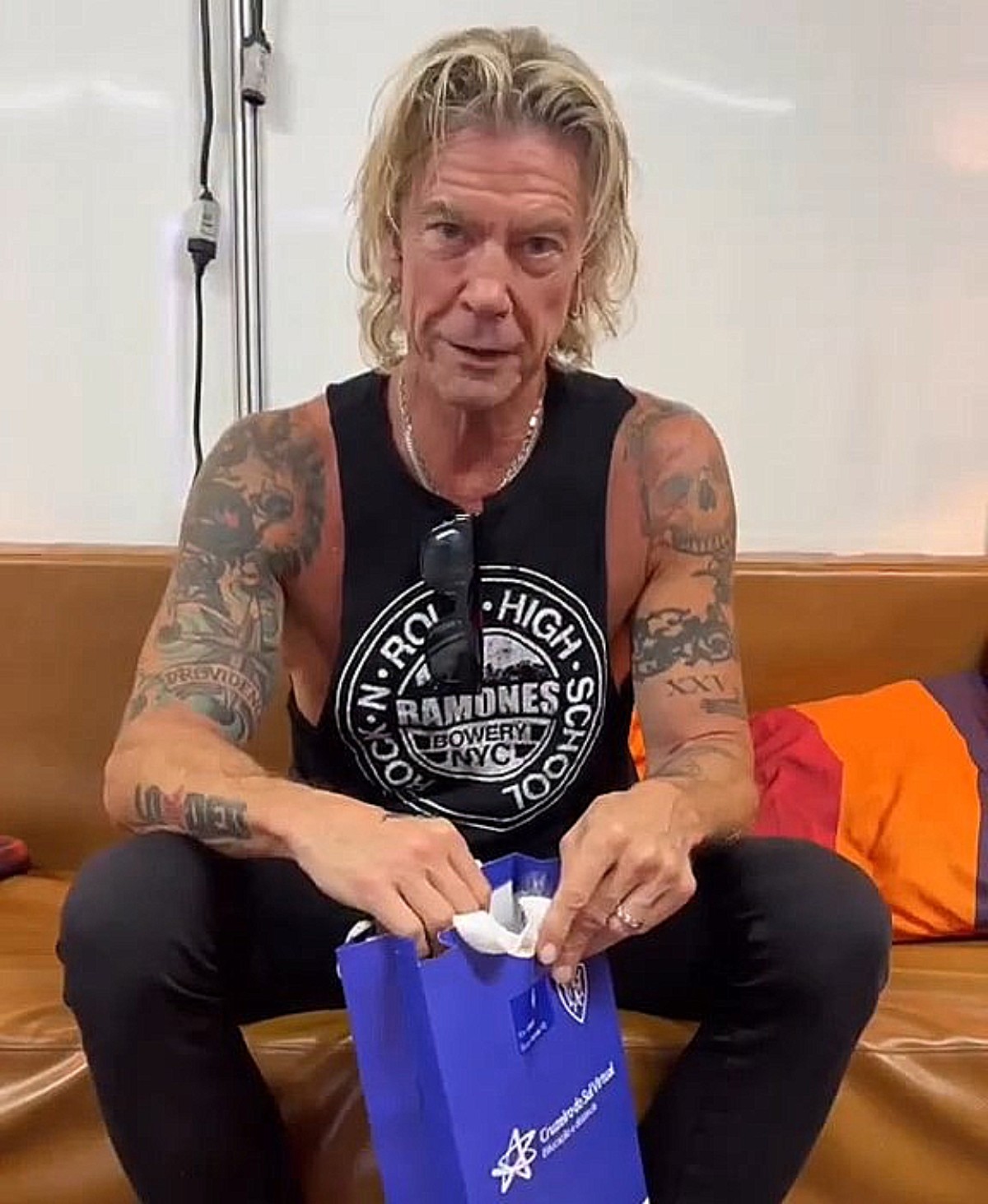 Integrantes do Guns N’ Roses ganham camisas do Vitória-ES, time da Série D do Brasileirão