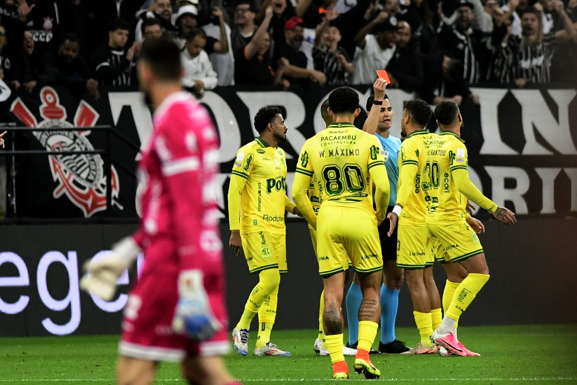 Corinthians x Mirassol: PC de Oliveira concorda com VAR na expulsão de Bruno Santos; vídeo
