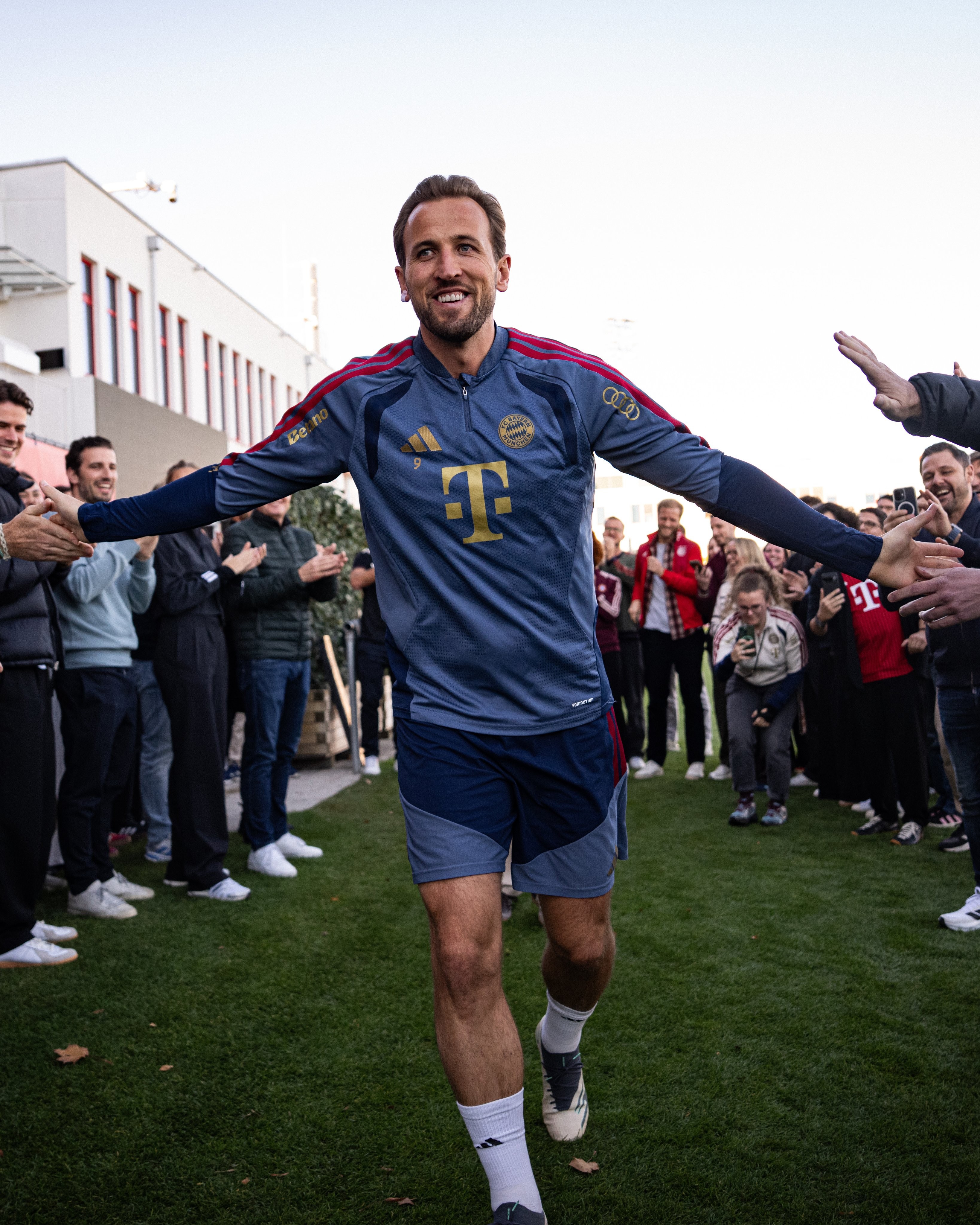 Harry Kane recebe aplausos no Bayern de Munique e ganha bolo no formato da Bola de Ouro; veja
