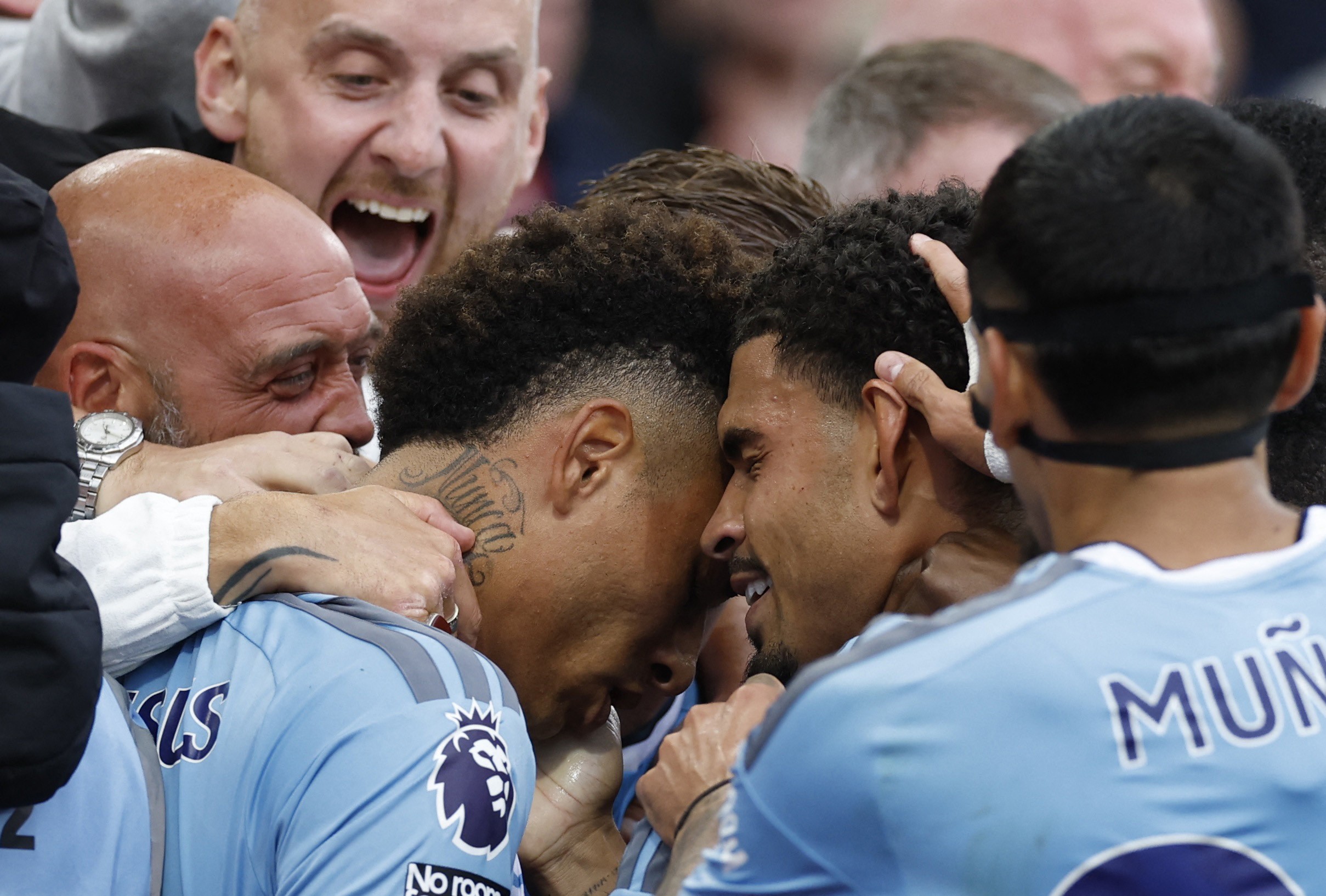 Igor Jesus celebra primeiro gol na Premier League 26/27 e comenta concorrência com Liam Delap