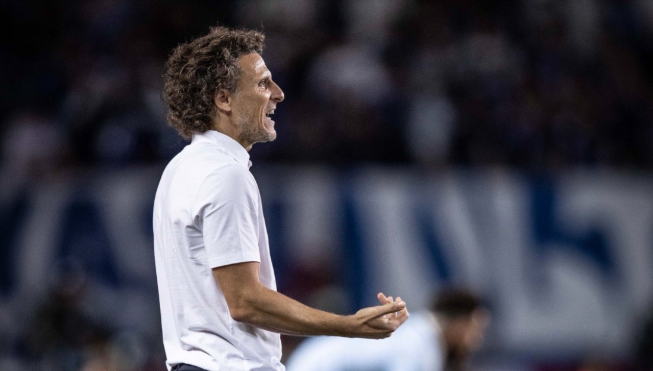 Japão marca duas vezes nos acréscimos e vence Uruguai na estreia de Forlán como técnico