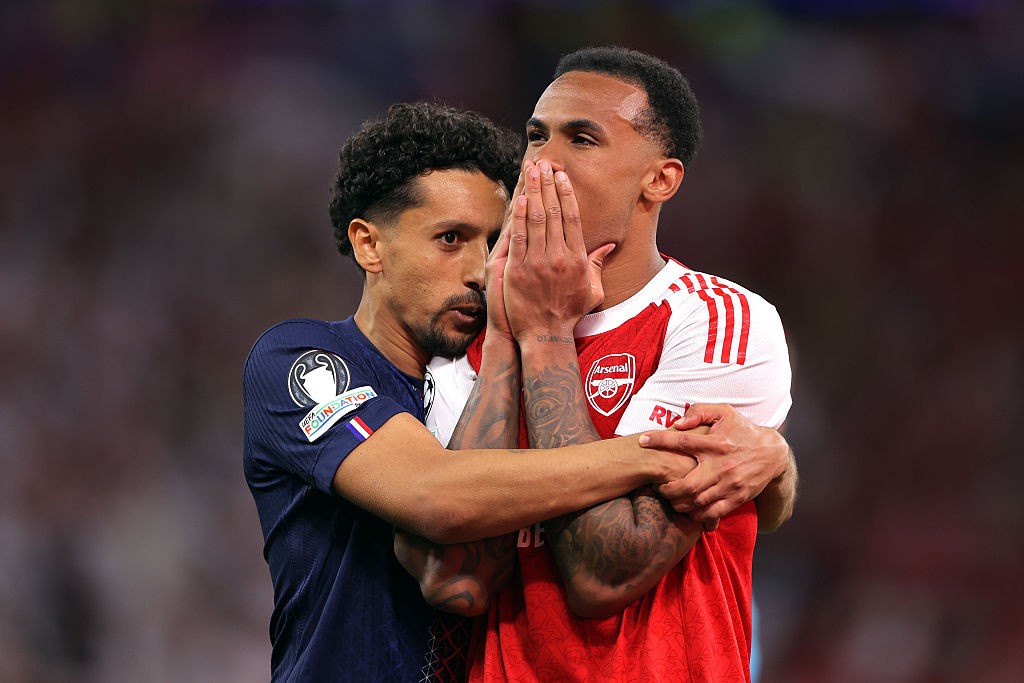 Marquinhos recebe prêmio por abraço em Gabriel Magalhães na final da Champions