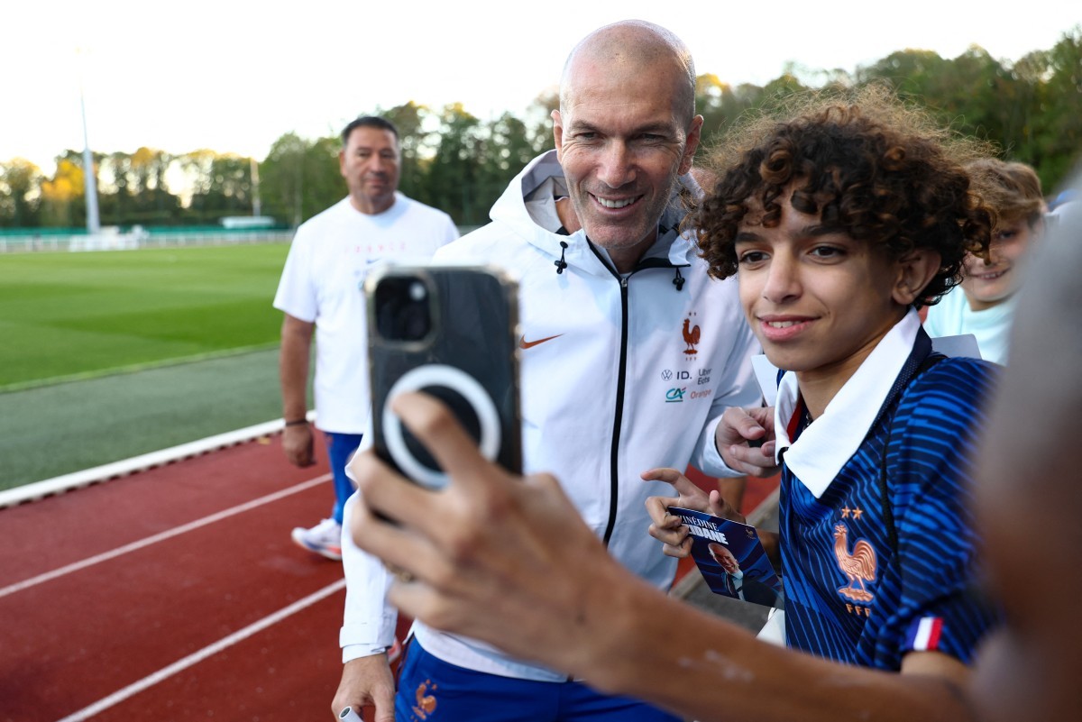 Difícil gestão de egos e cobrança por bom futebol: veja como Zidane inicia desafio na França