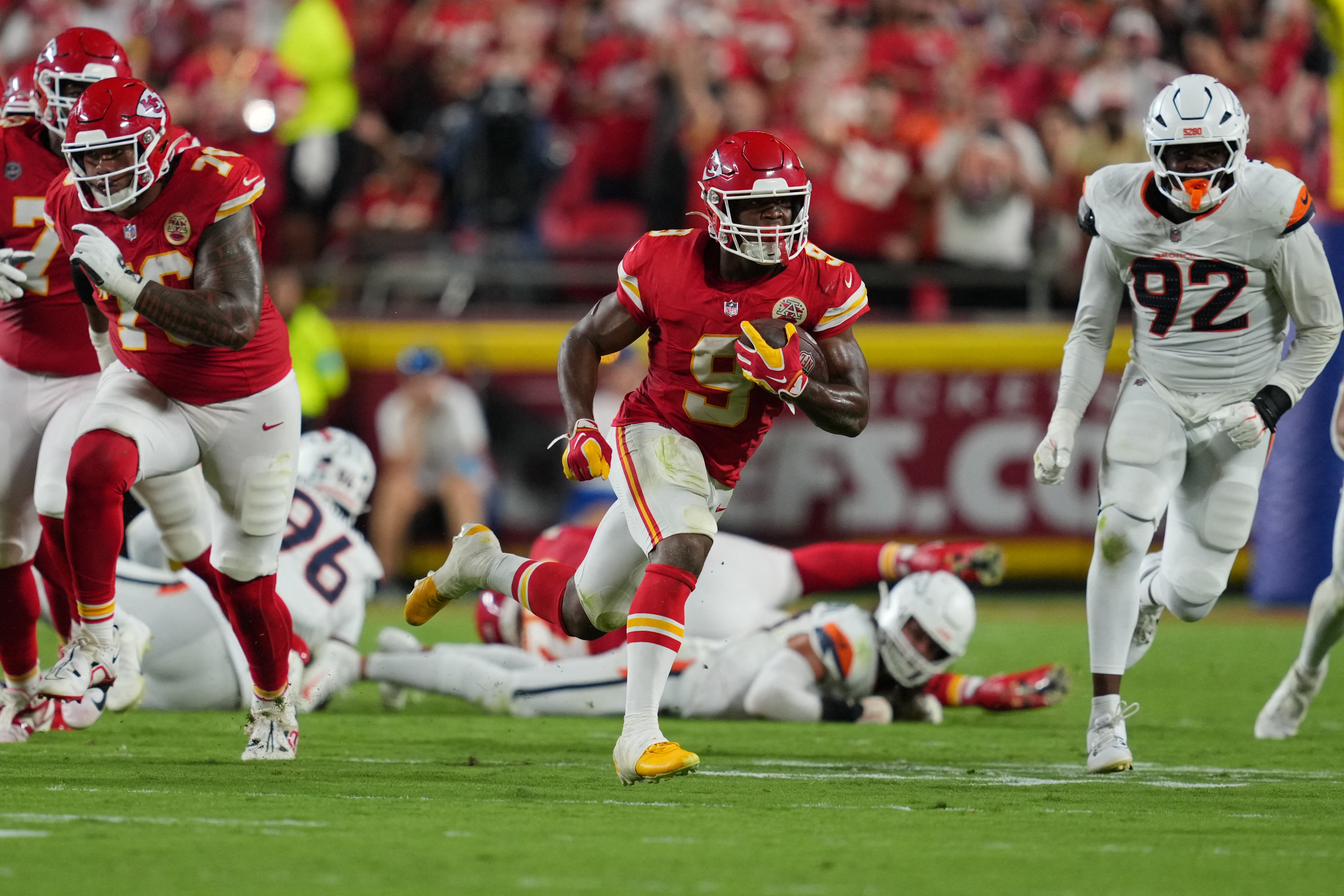 Mahomes retorna, Walker brilha e Chiefs arrasam Broncos na estreia