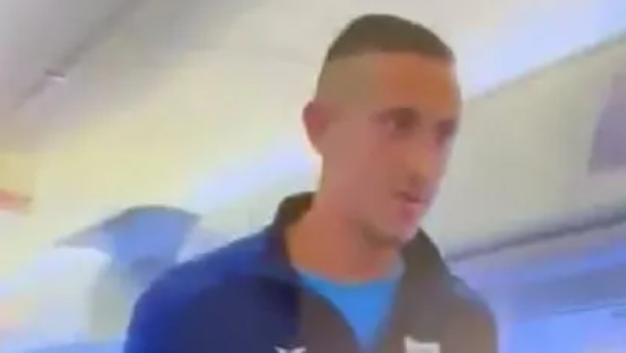 Jogador argentino é preso em avião por gritar "bomba" antes de voo