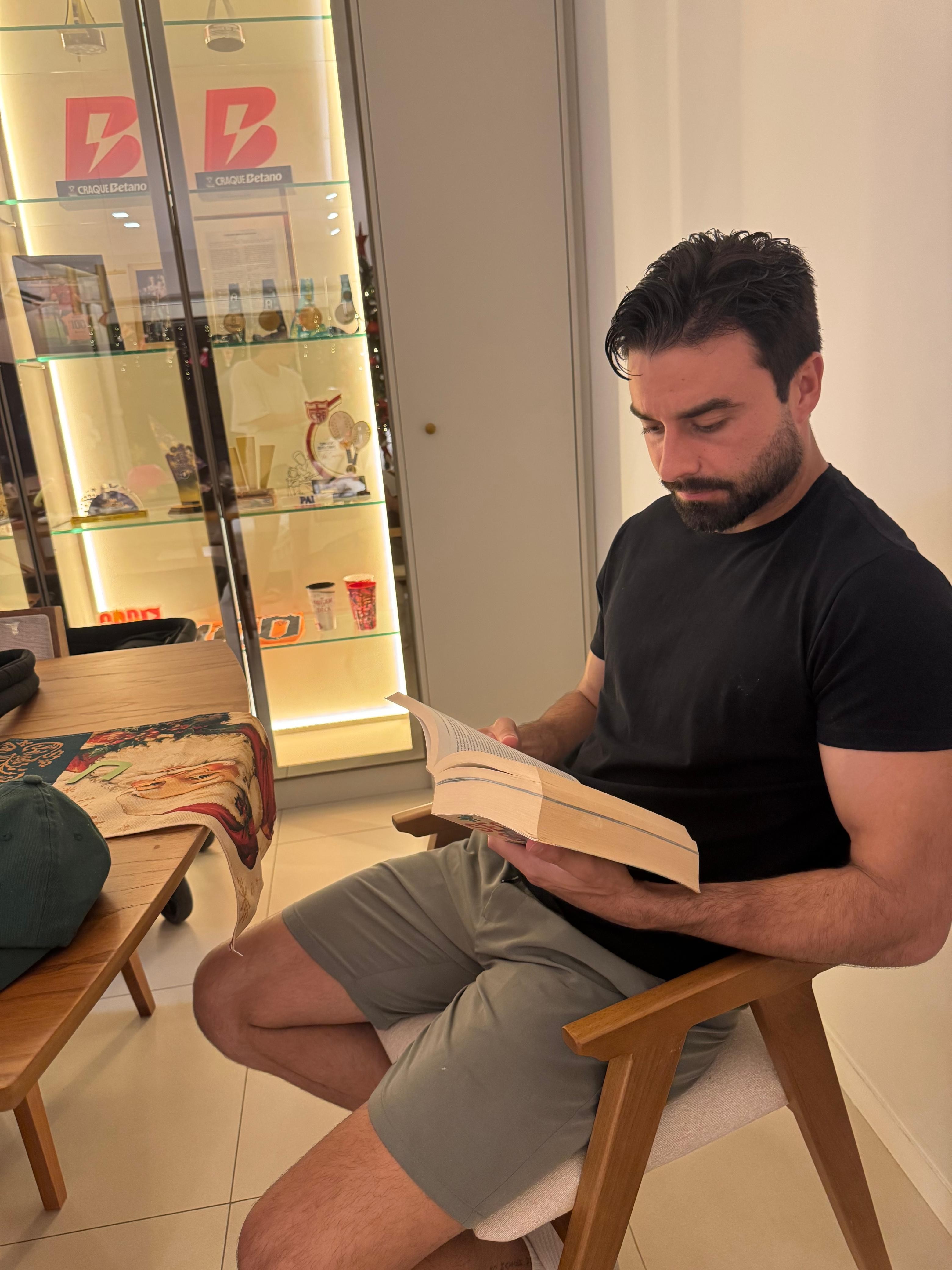 Livro Futebol Clube: goleiro Matheus Albino revela rotina de leitura e indica seus favoritos